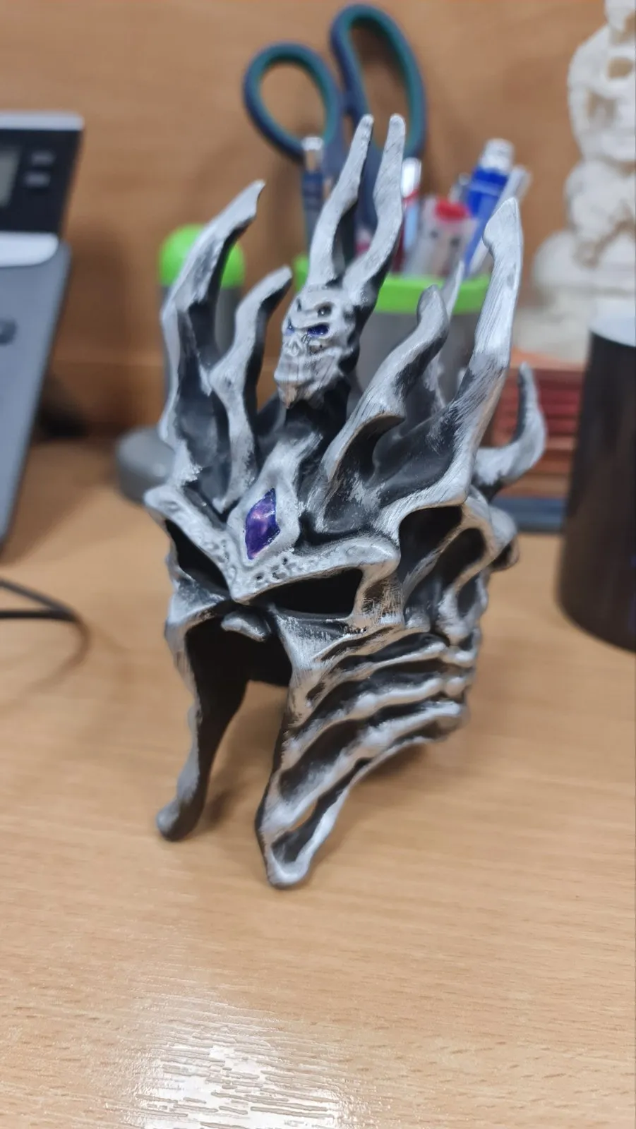 Giá đỡ bút hình mũ Lich King trong Warcraft