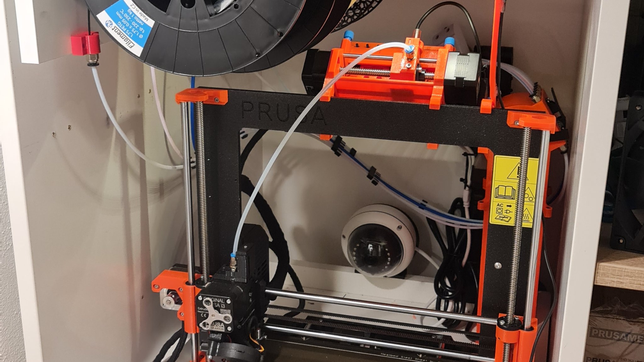 PC4-01 gắn với phích cắm bên trong để dễ dàng chèn sợi filament