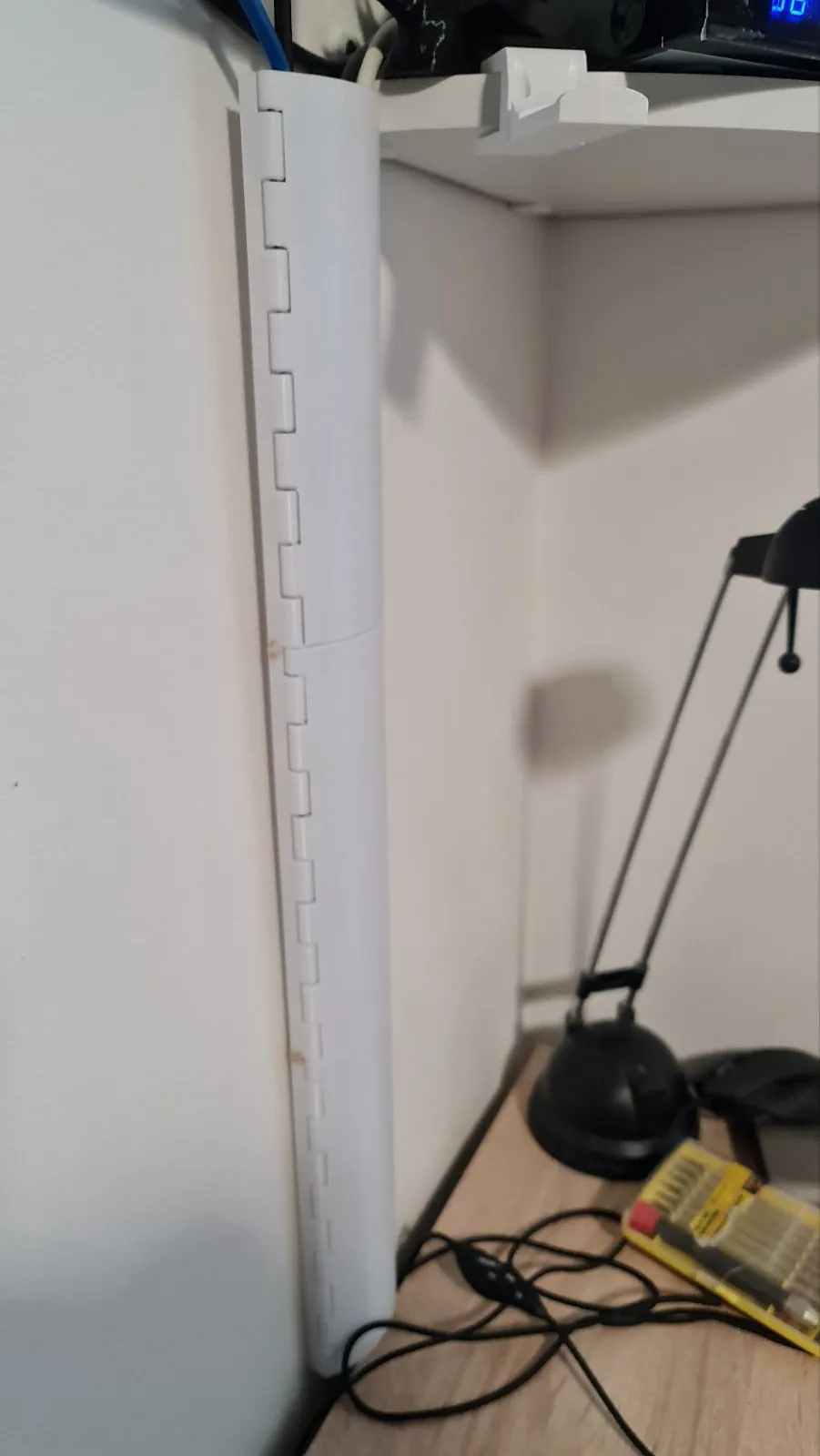 Giá đỡ cáp treo trên tường thiết kế tối giản