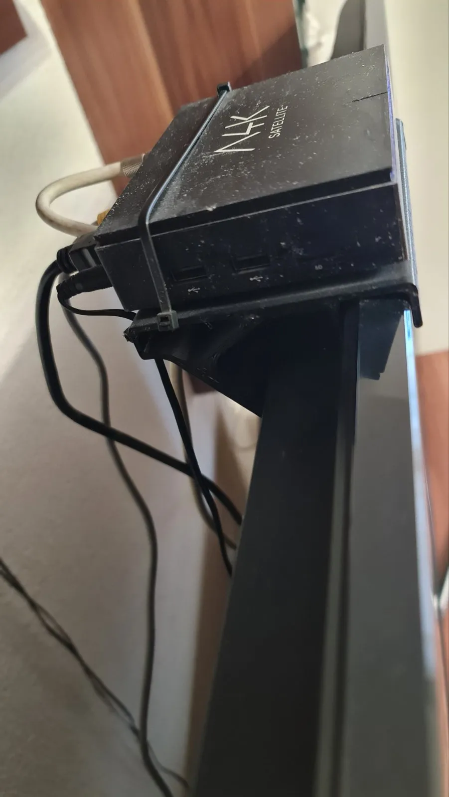 Giá đỡ TV cho hộp vệ tinh