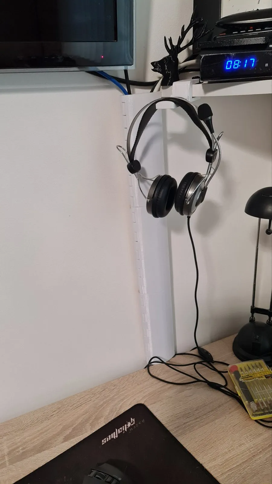 Giá đỡ cáp treo trên tường thiết kế tối giản