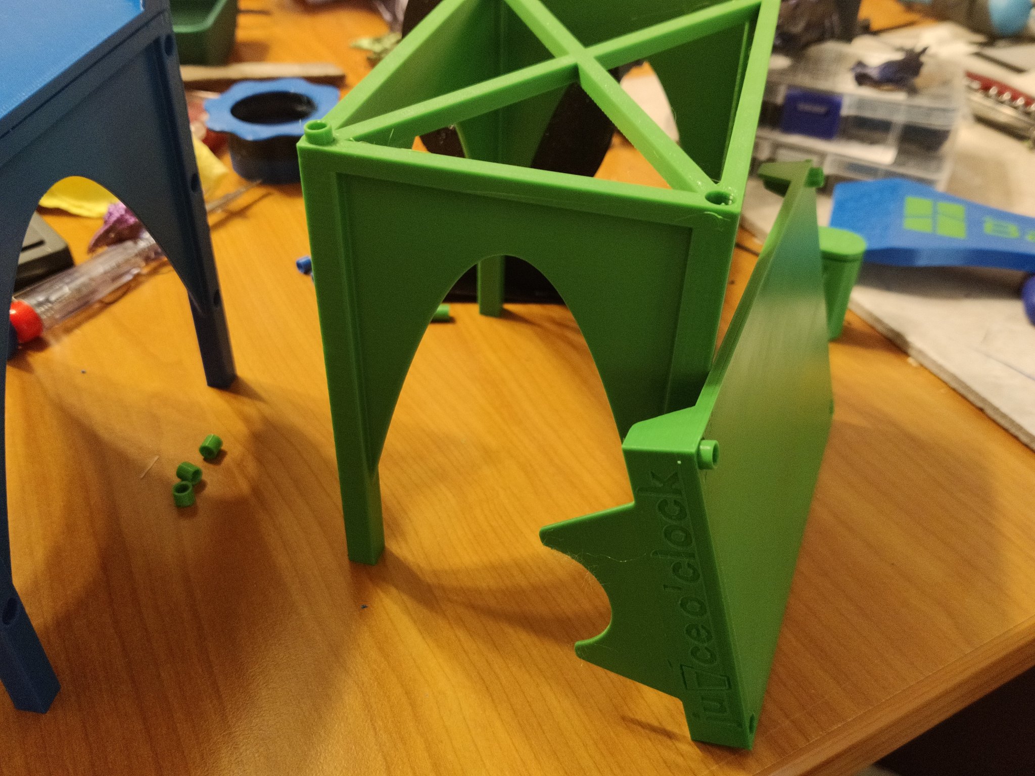 Giá đỡ cho bình siro Juice O'clock