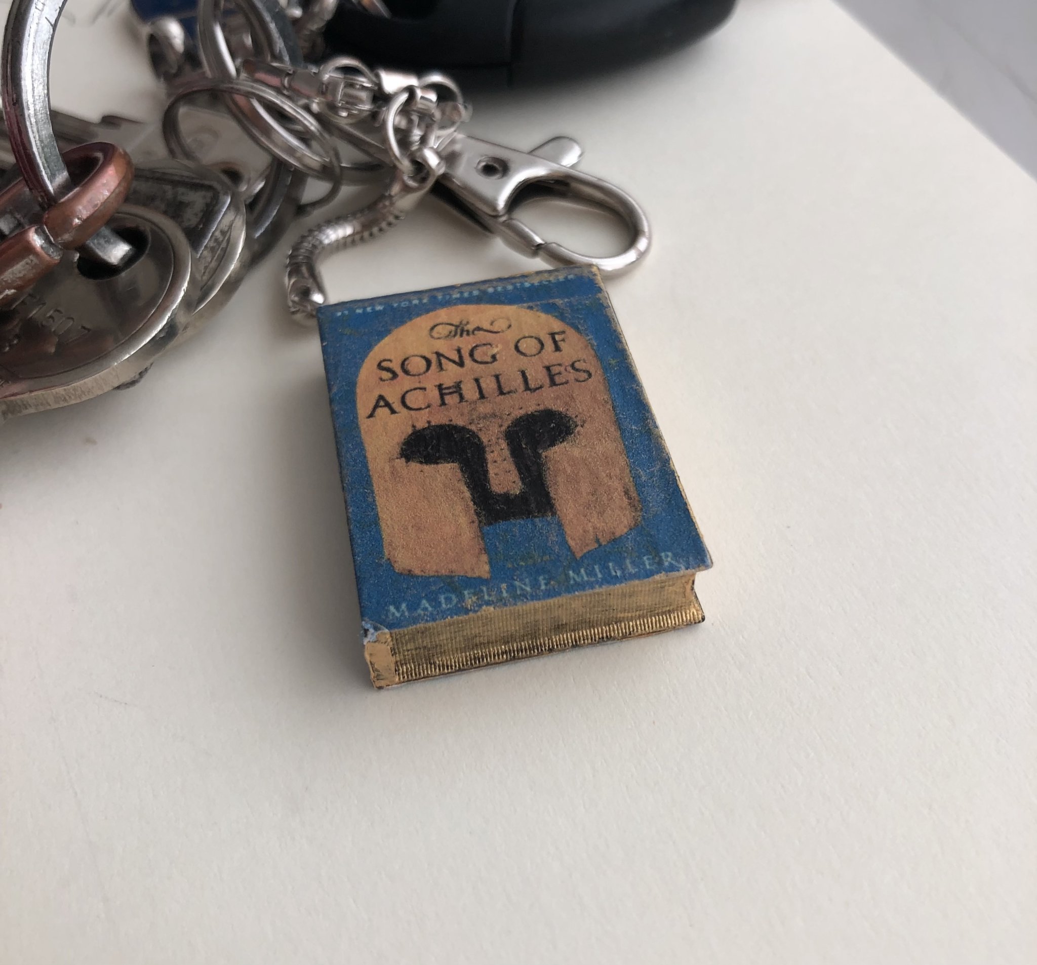 Sách mini kích thước móc chìa khóa cho những cuốn sách yêu thích