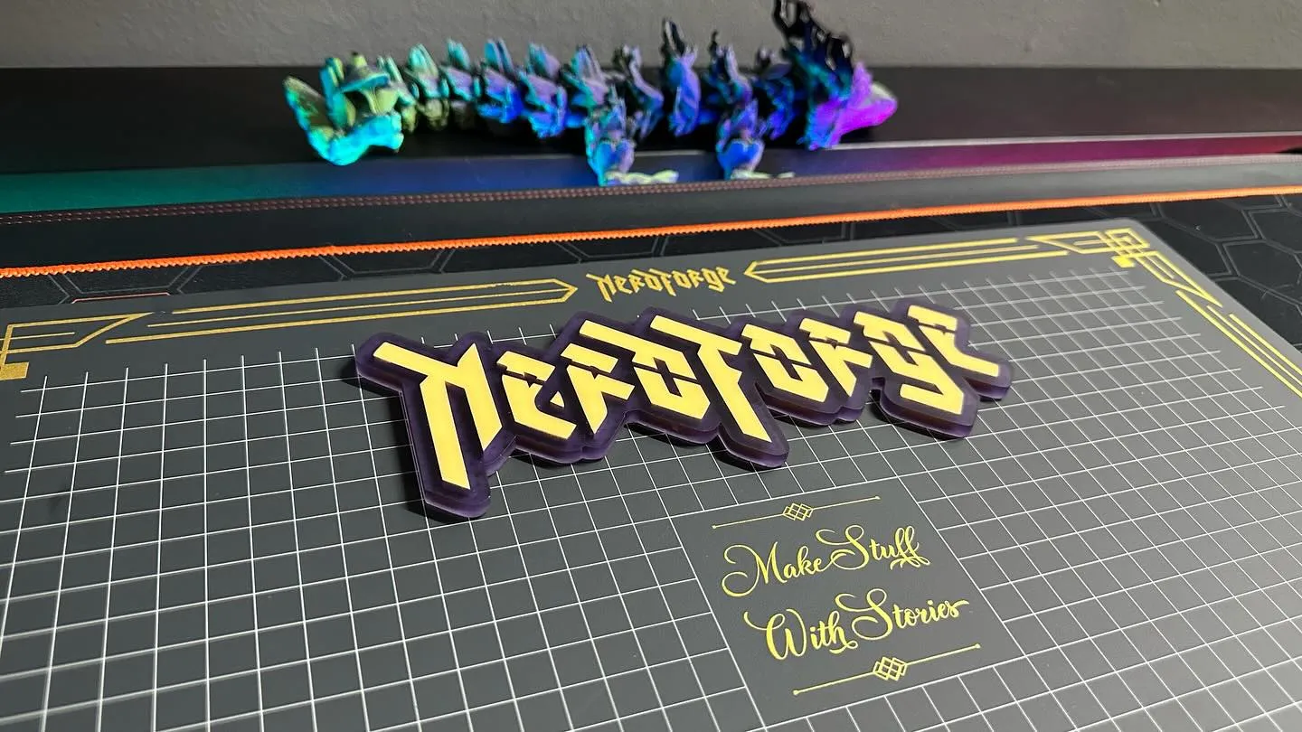 Biểu tượng và chữ cái NerdForge trong mô hình 3D