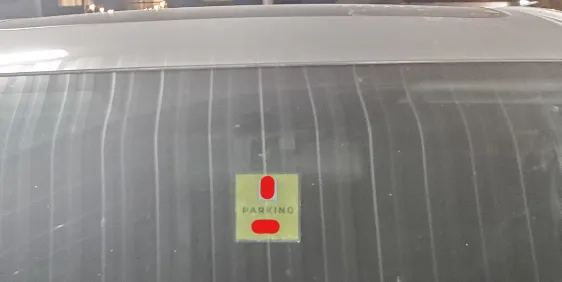 Giá treo thẻ đỗ xe không dán lên kính chắn gió