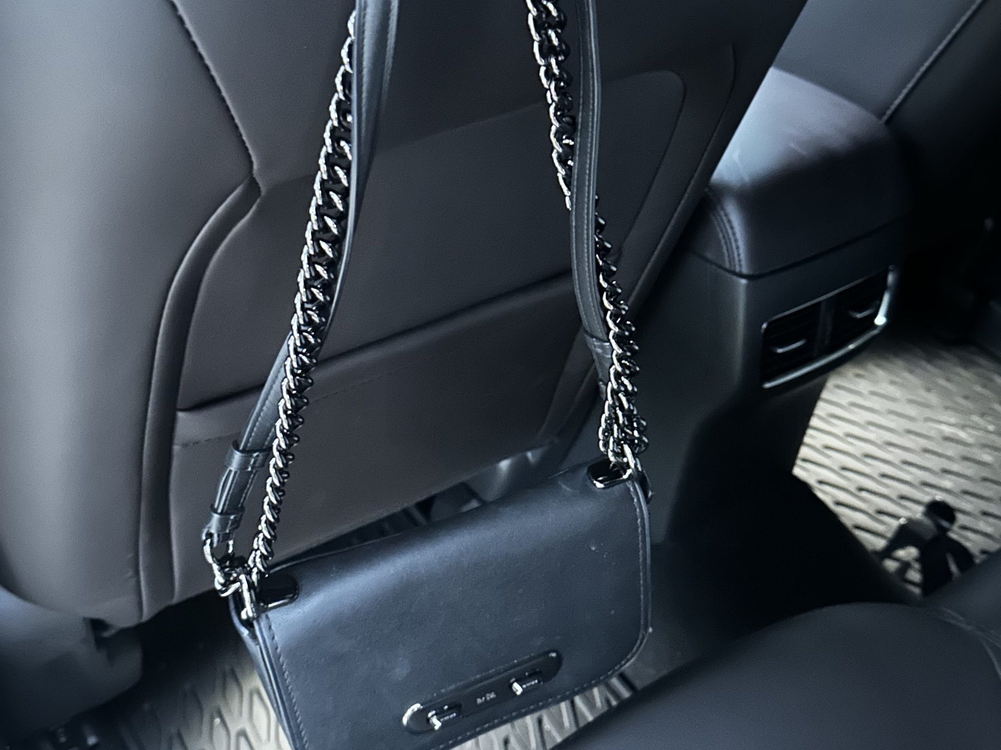 Móc treo túi xách cho xe hơi không cần tháo tựa đầu