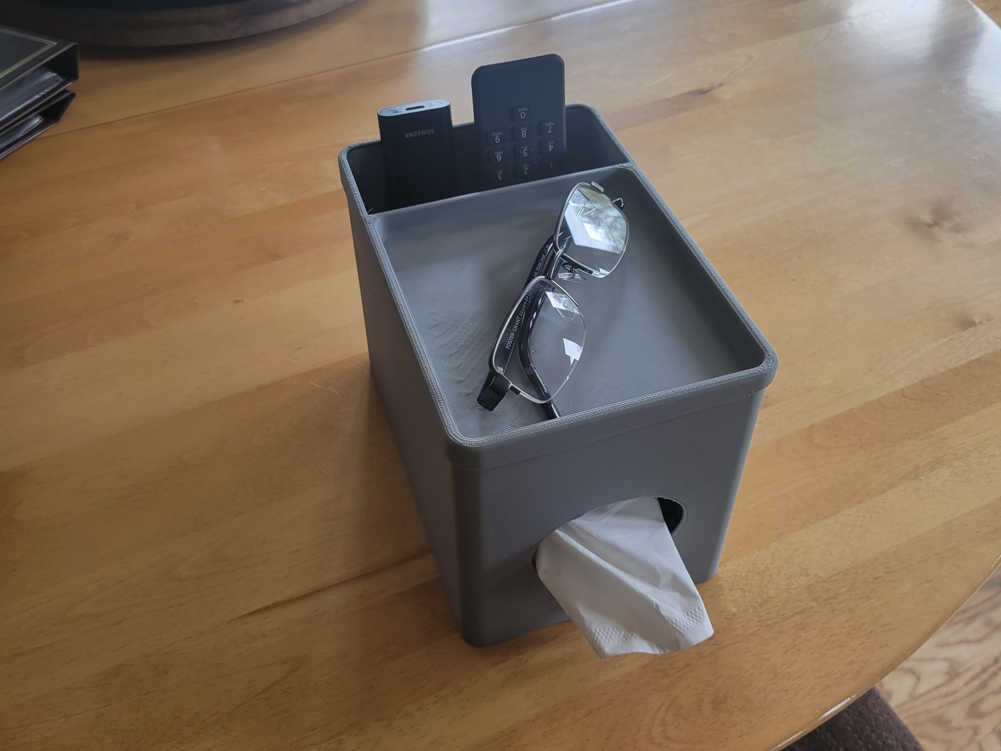 Giá đỡ hộp khăn giấy với ngăn chứa điều khiển từ xa