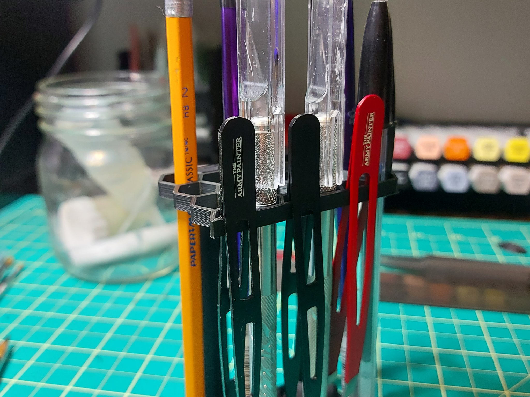 Giá đỡ cọ vẽ nổi cho bàn làm việc