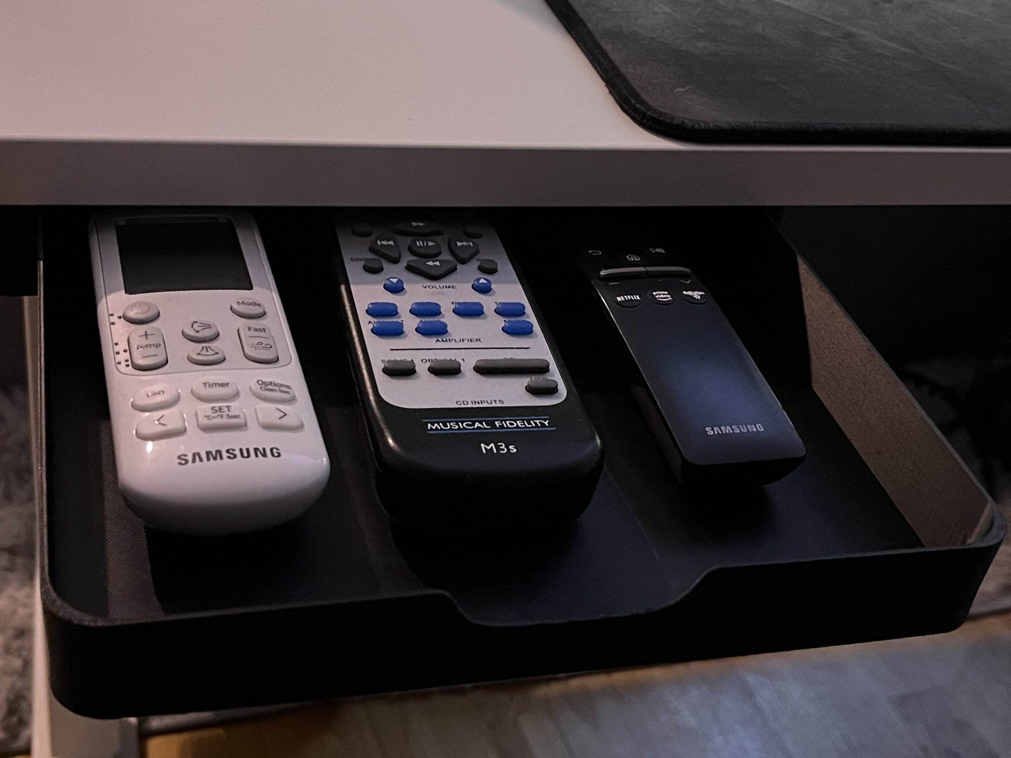 Khay để dưới bàn gắn bằng băng dính VHB