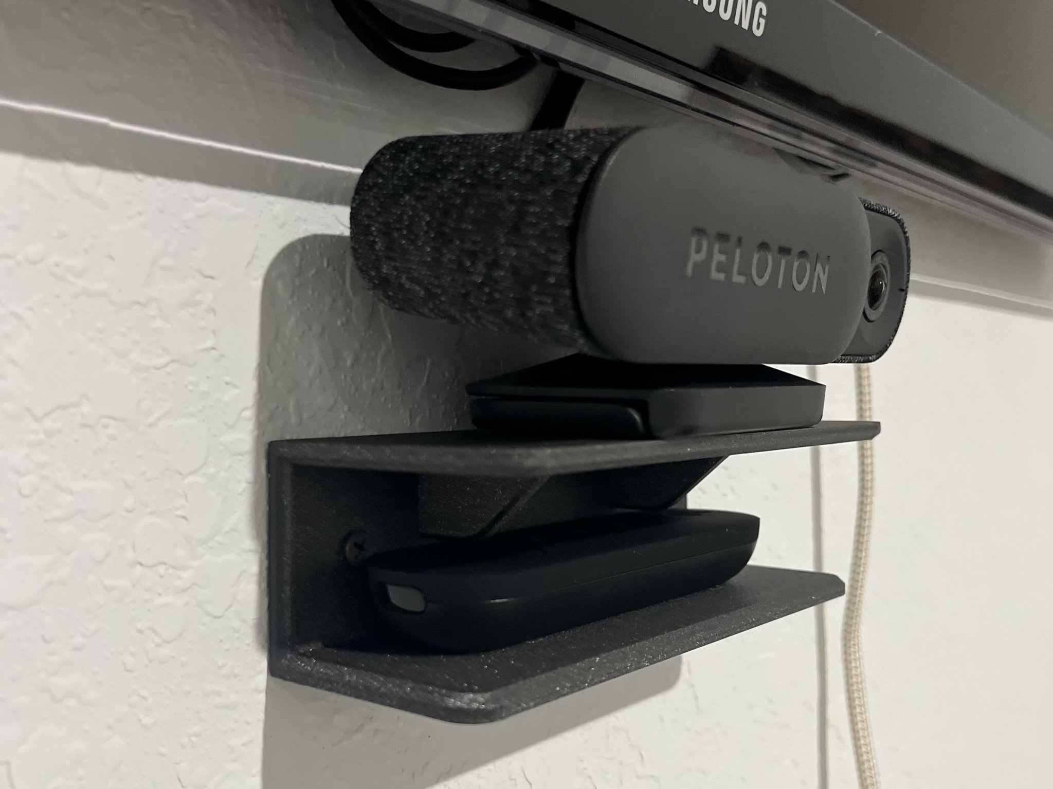 Giá đỡ nhỏ cho Peloton Guide và điều khiển từ xa