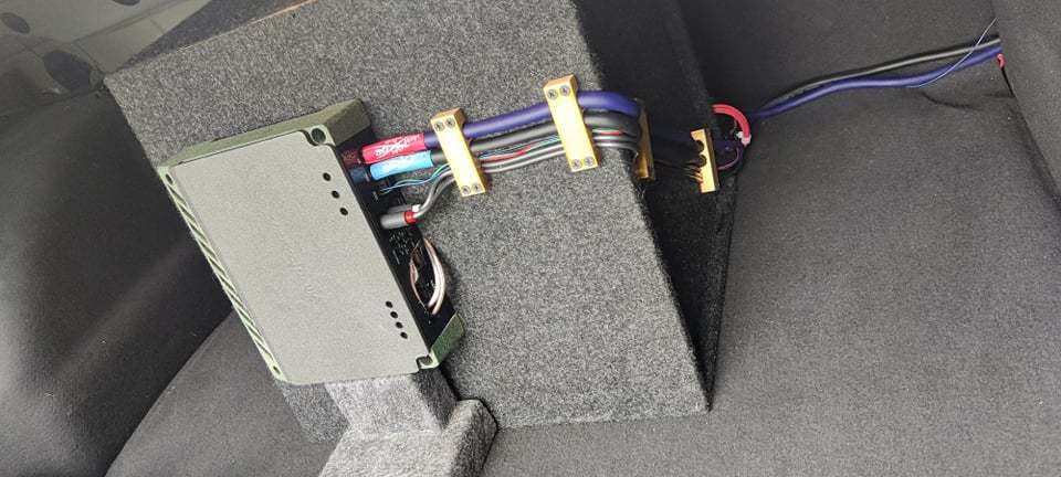 Giá đỡ dây điện cho bộ khuếch đại âm thanh