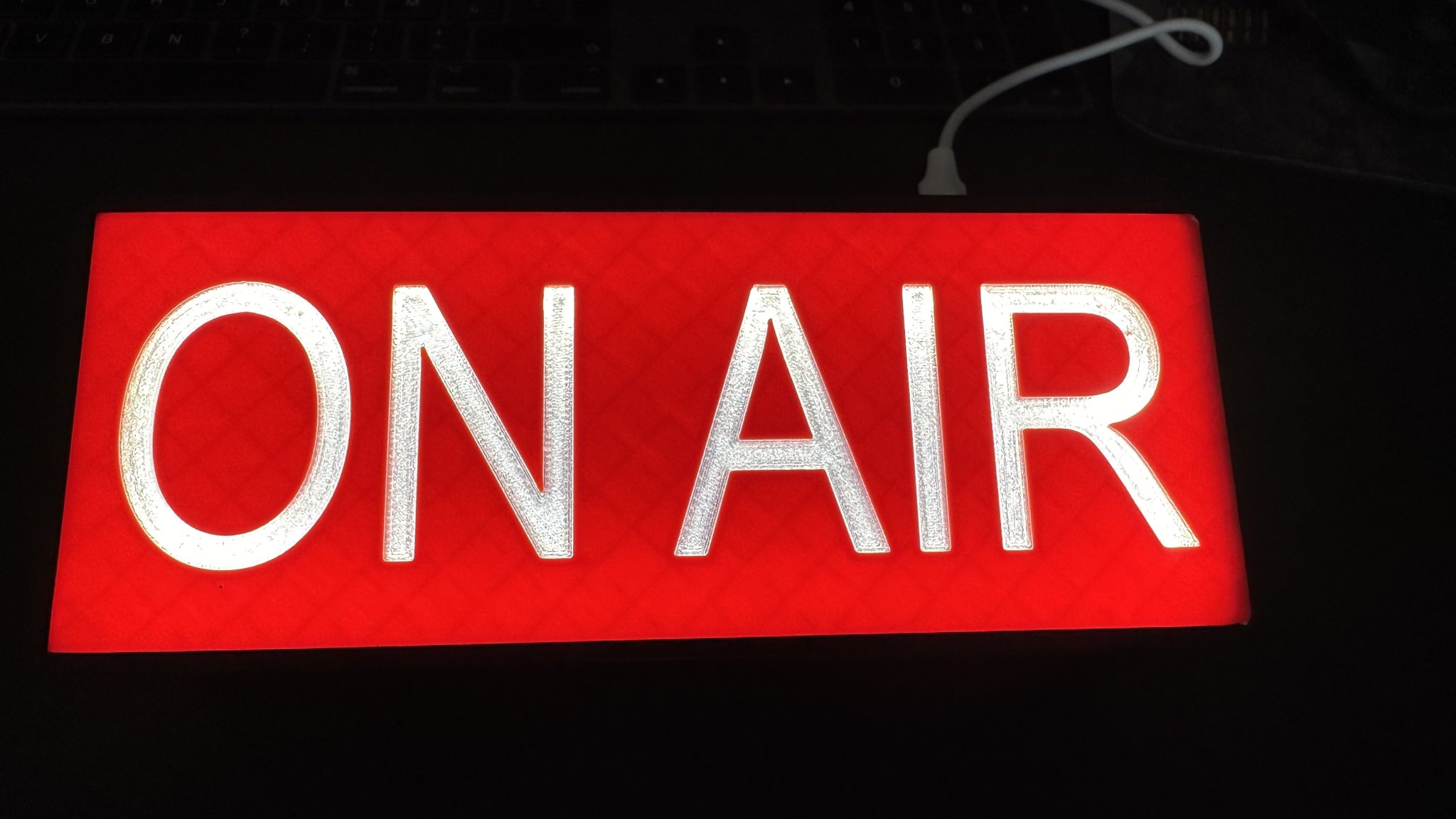 Hộp đèn ON AIR với đèn LED dải tự dính