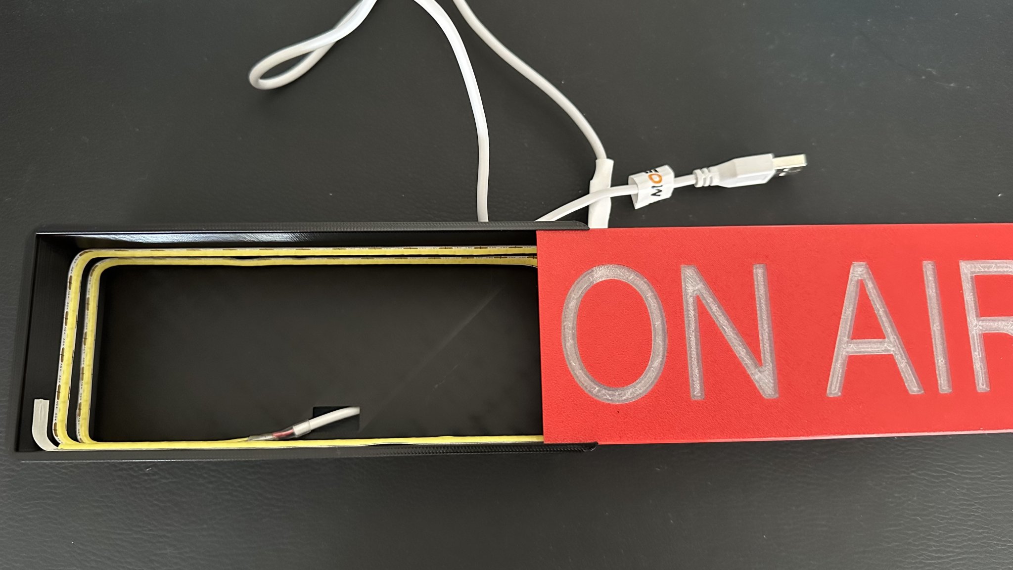 Hộp đèn ON AIR với đèn LED dải tự dính