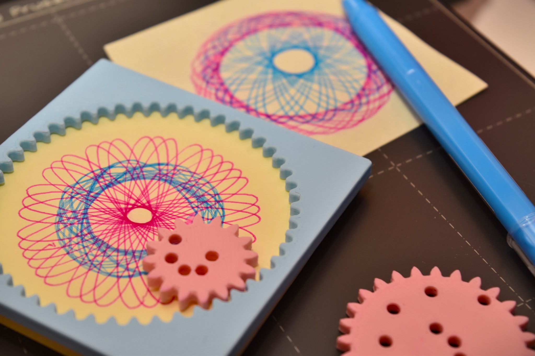 Nghệ thuật xoắn ốc Spirograph cho giấy ghi chú Post-It hình vuông