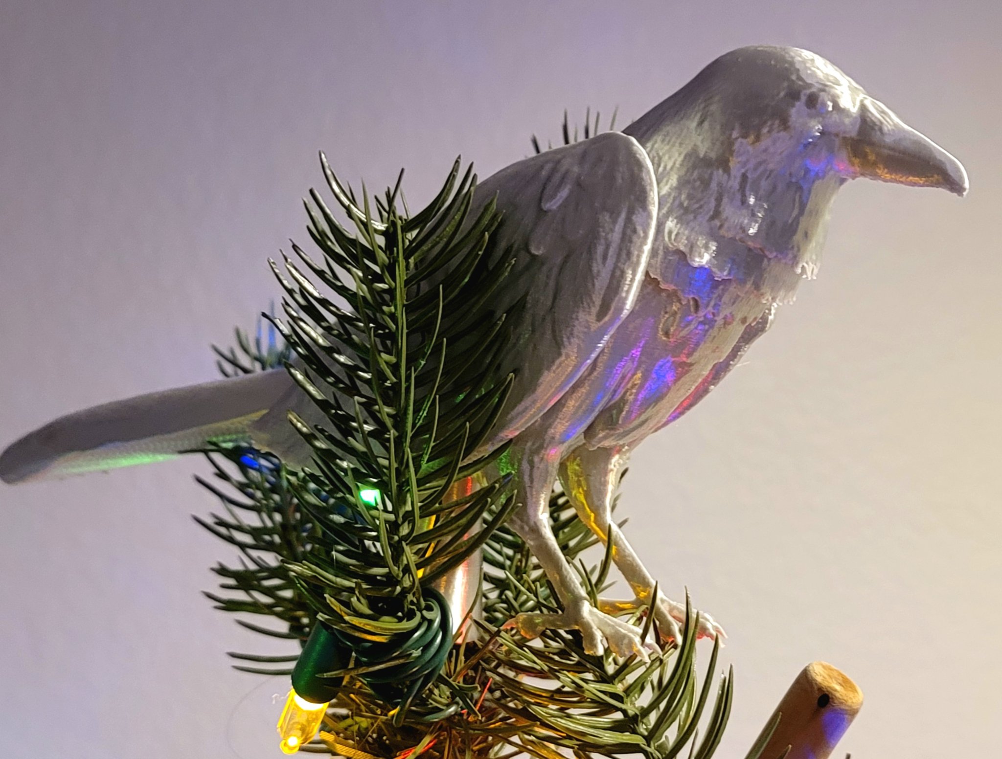 Đỉnh cây thông và đồ trang trí hình quạ