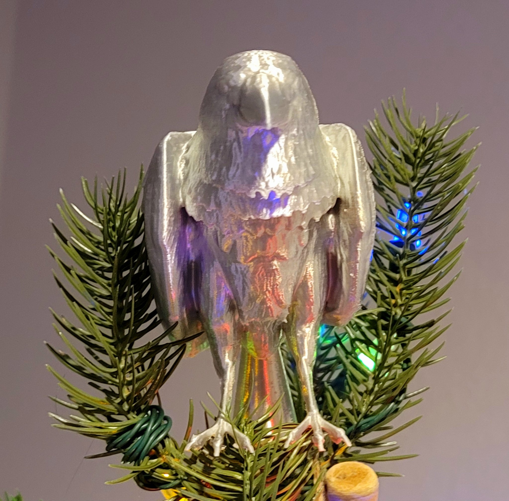 Đỉnh cây thông và đồ trang trí hình quạ