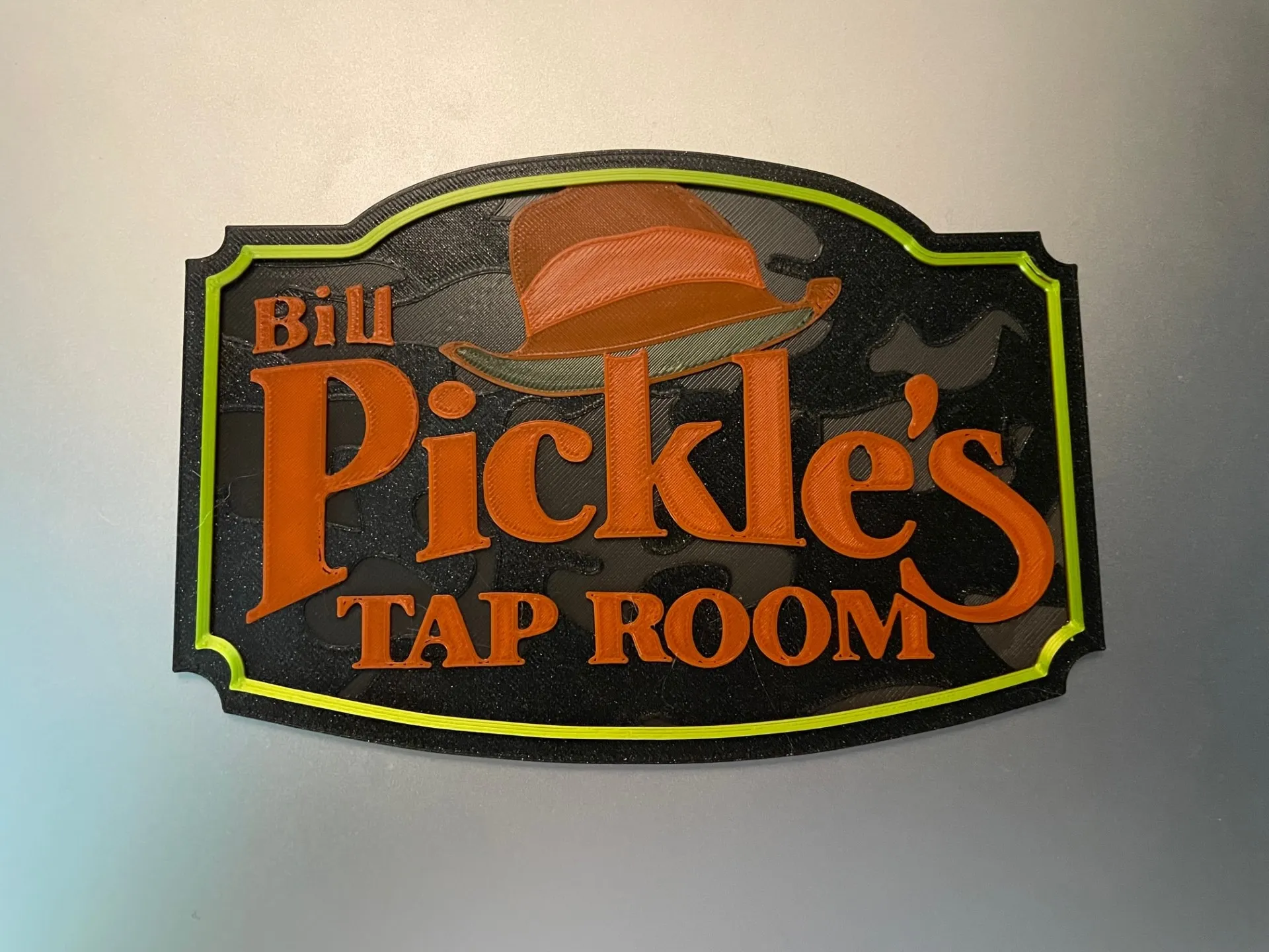 Biểu tượng neon của quán bar Bill Pickle tại State College