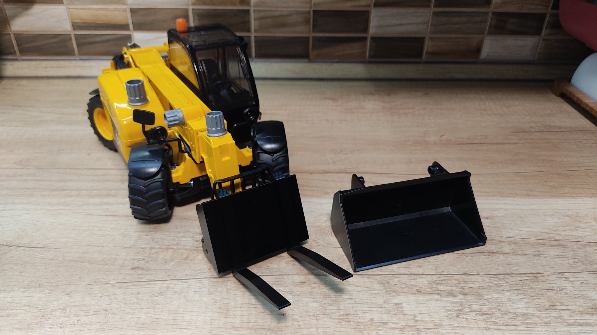 Càng nâng pallet BruderToys cho mô hình manipulator