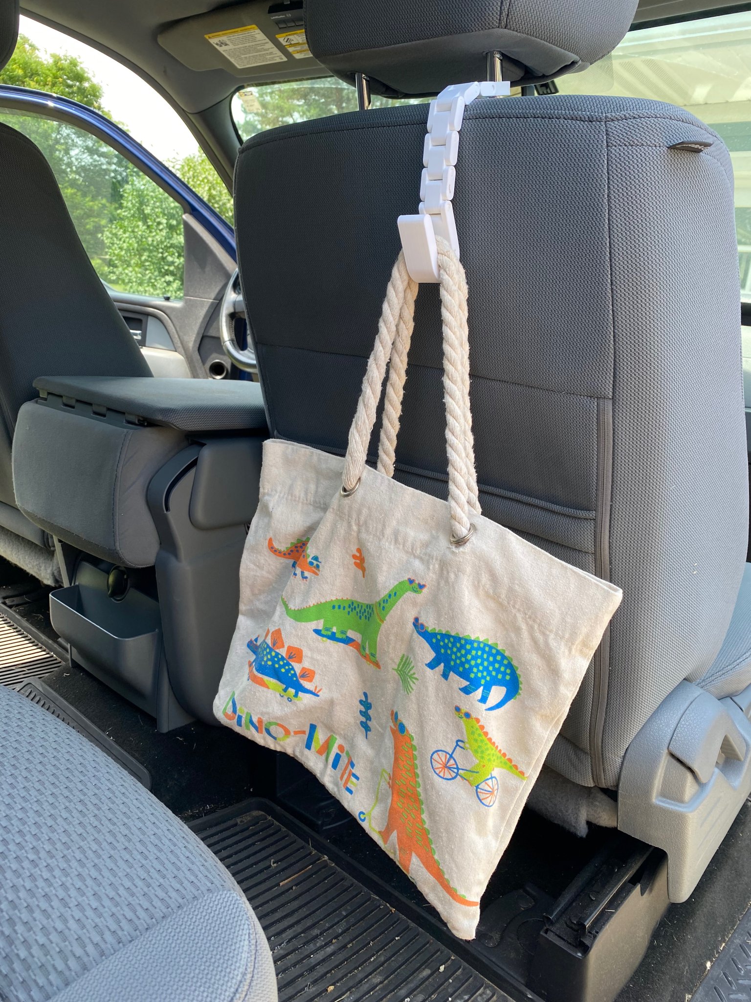 Móc treo đầu ghế xe hơi với thiết kế linh hoạt