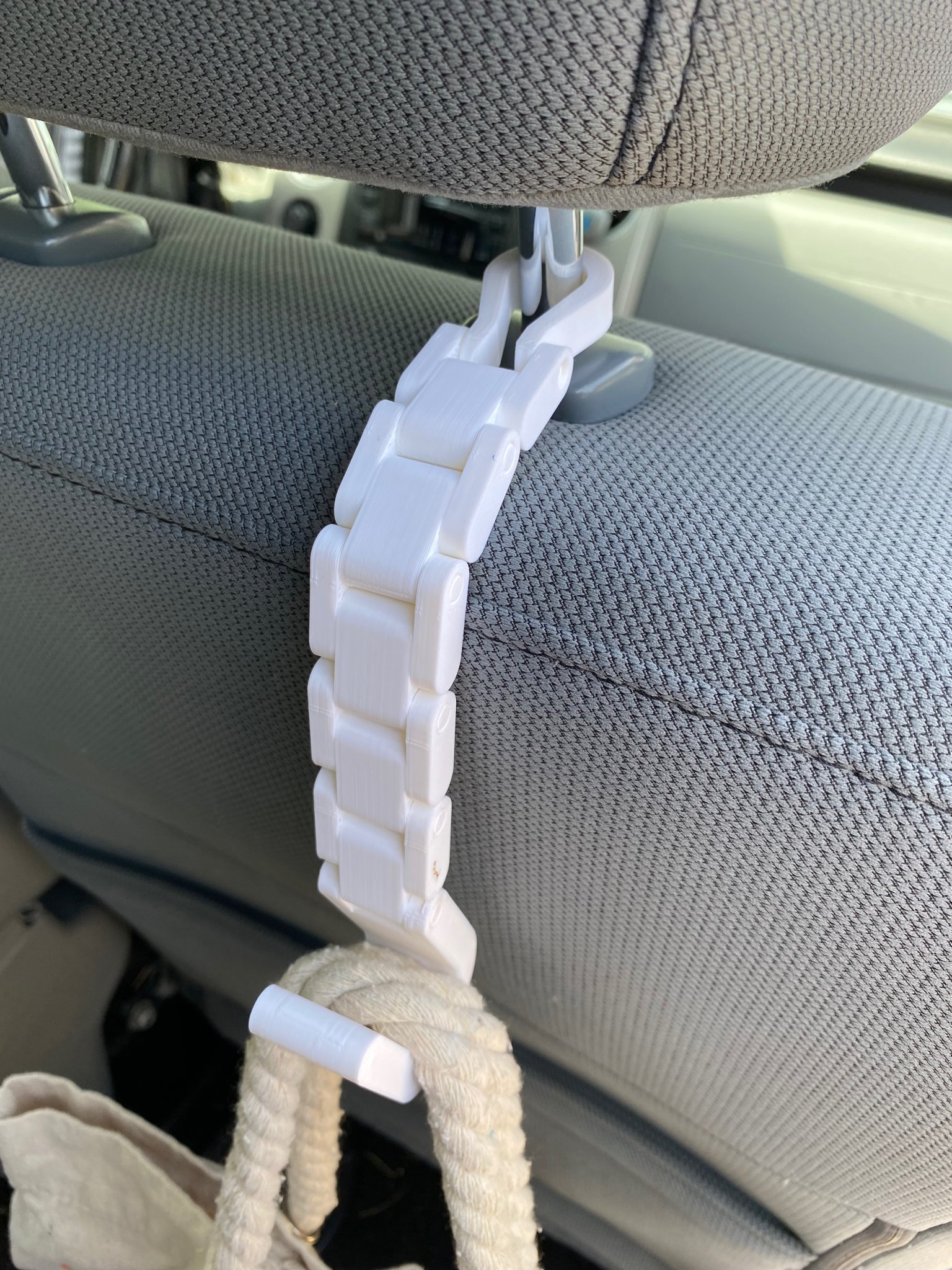 Móc treo đầu ghế xe hơi với thiết kế linh hoạt