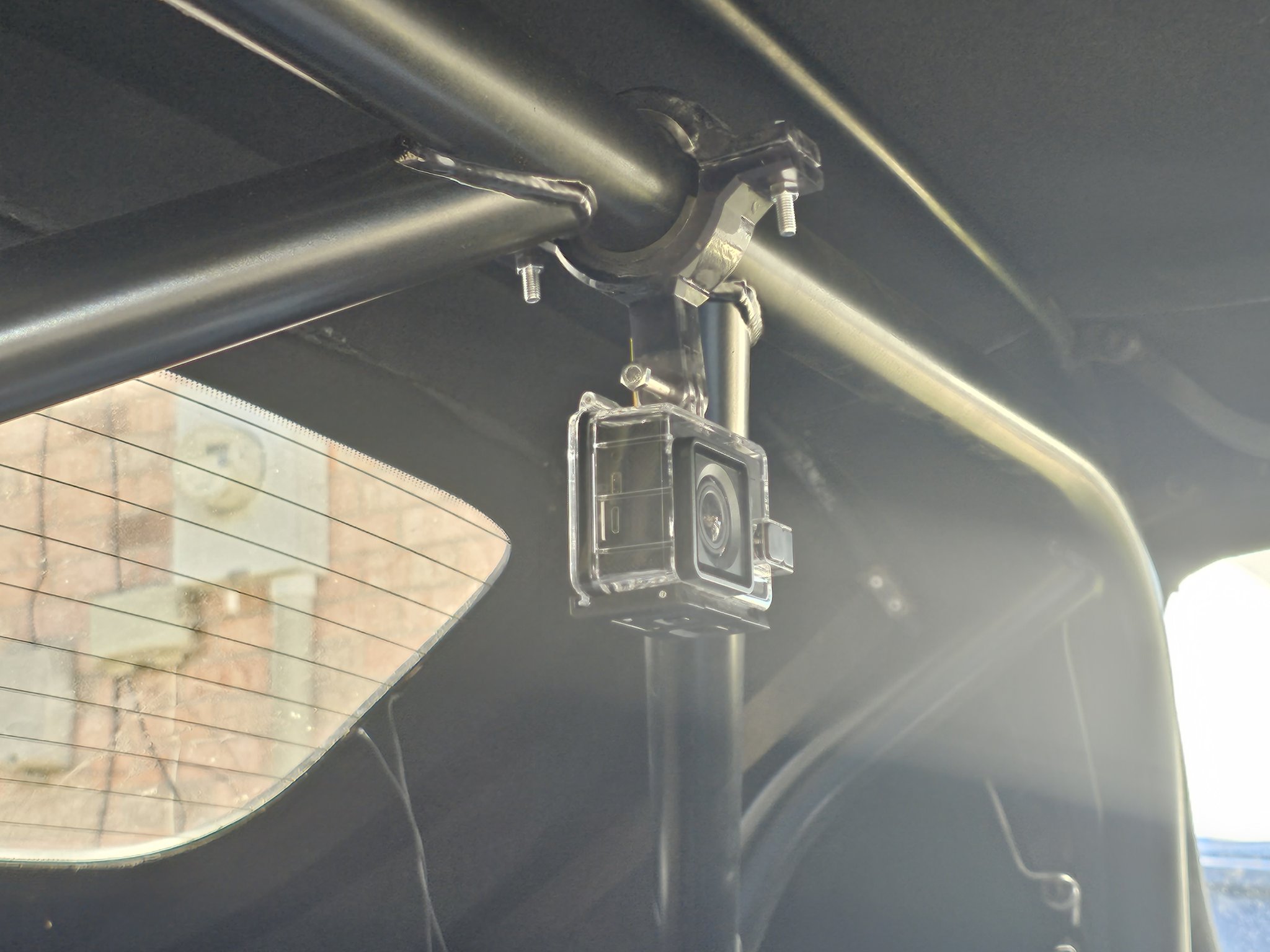 Kẹp camera hành động cho thanh cuộn Hard Dog trong Miata