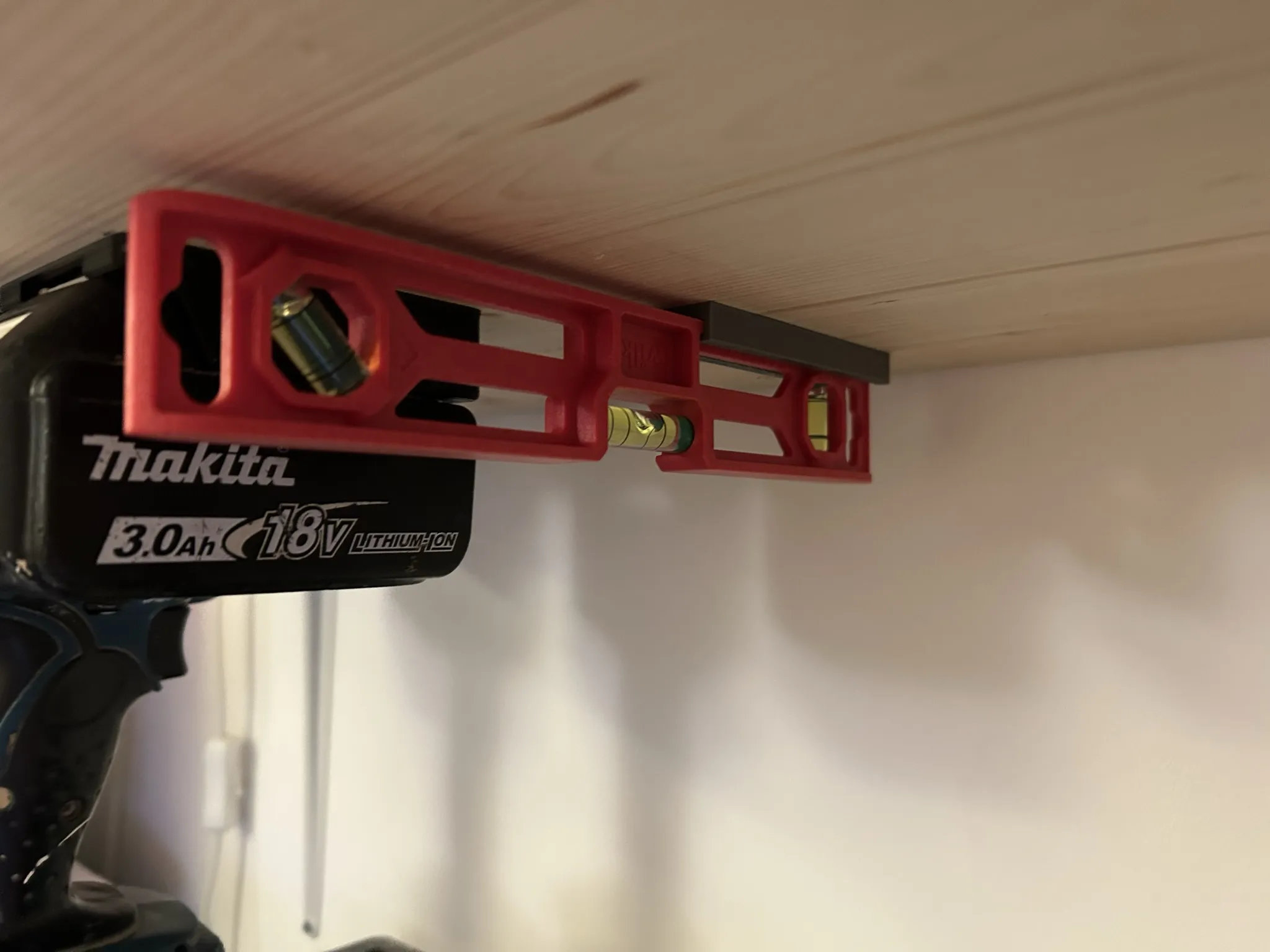 Giá đỡ mức nước Wilko màu đỏ nhỏ