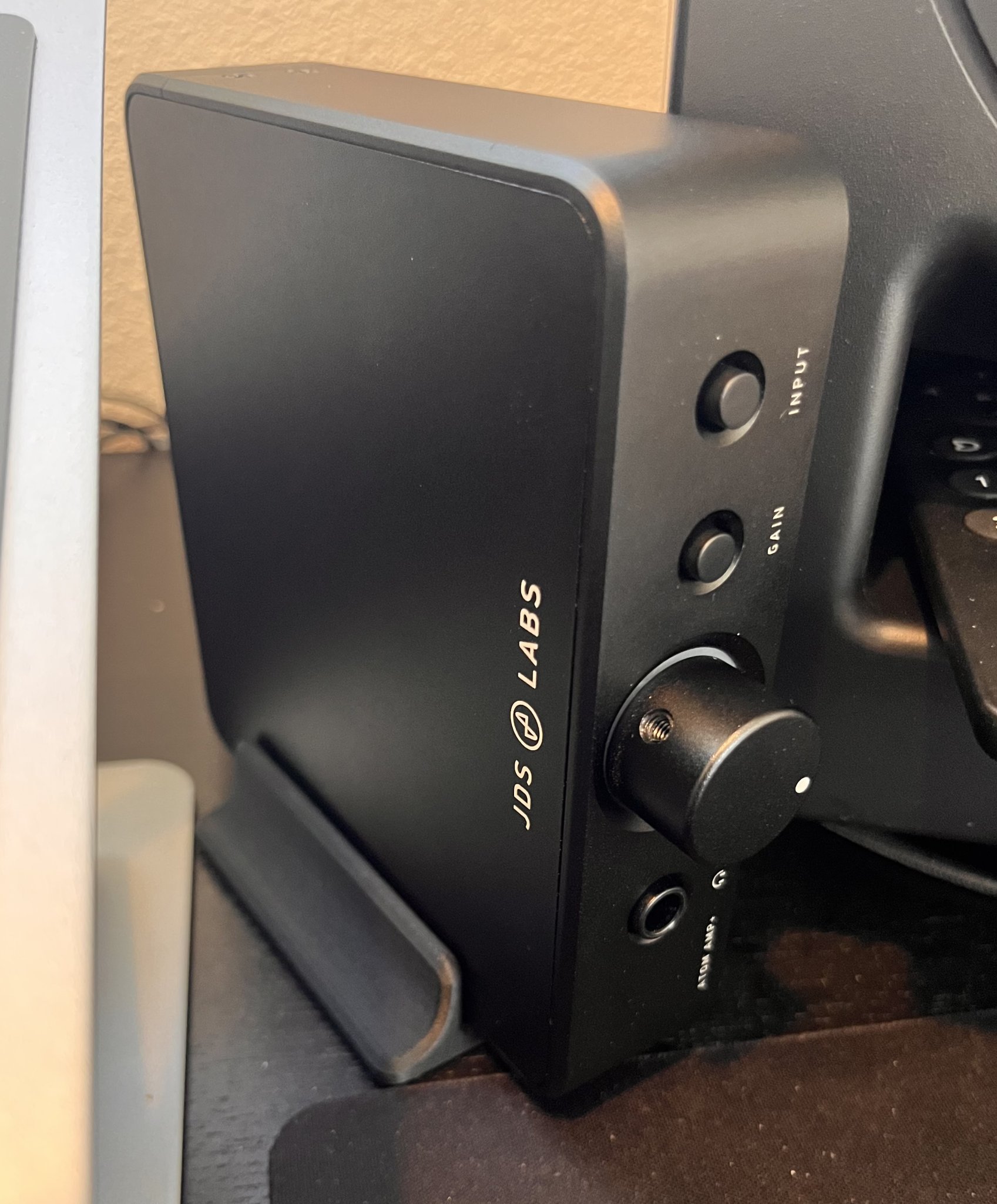 Giá đỡ đứng dọc JDS LABS Atom Amp dễ thương