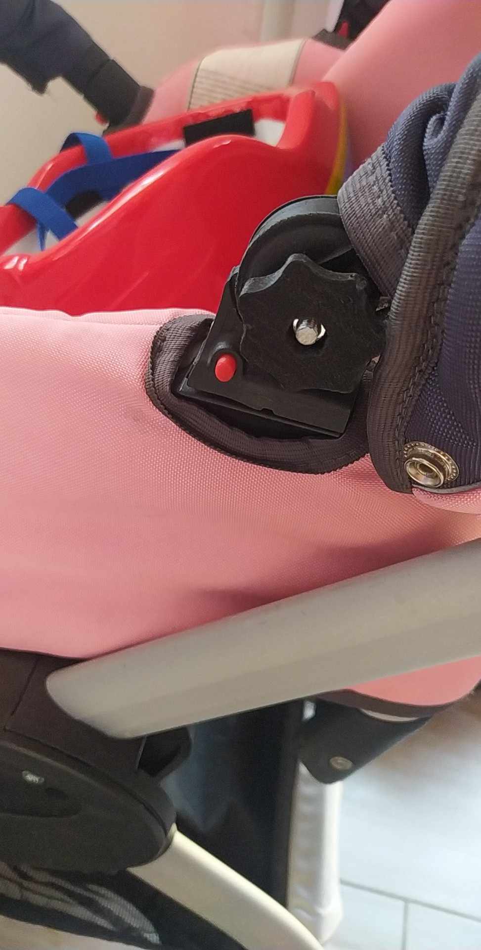 Giá đỡ mái xe đẩy Enzo được thiết kế lại