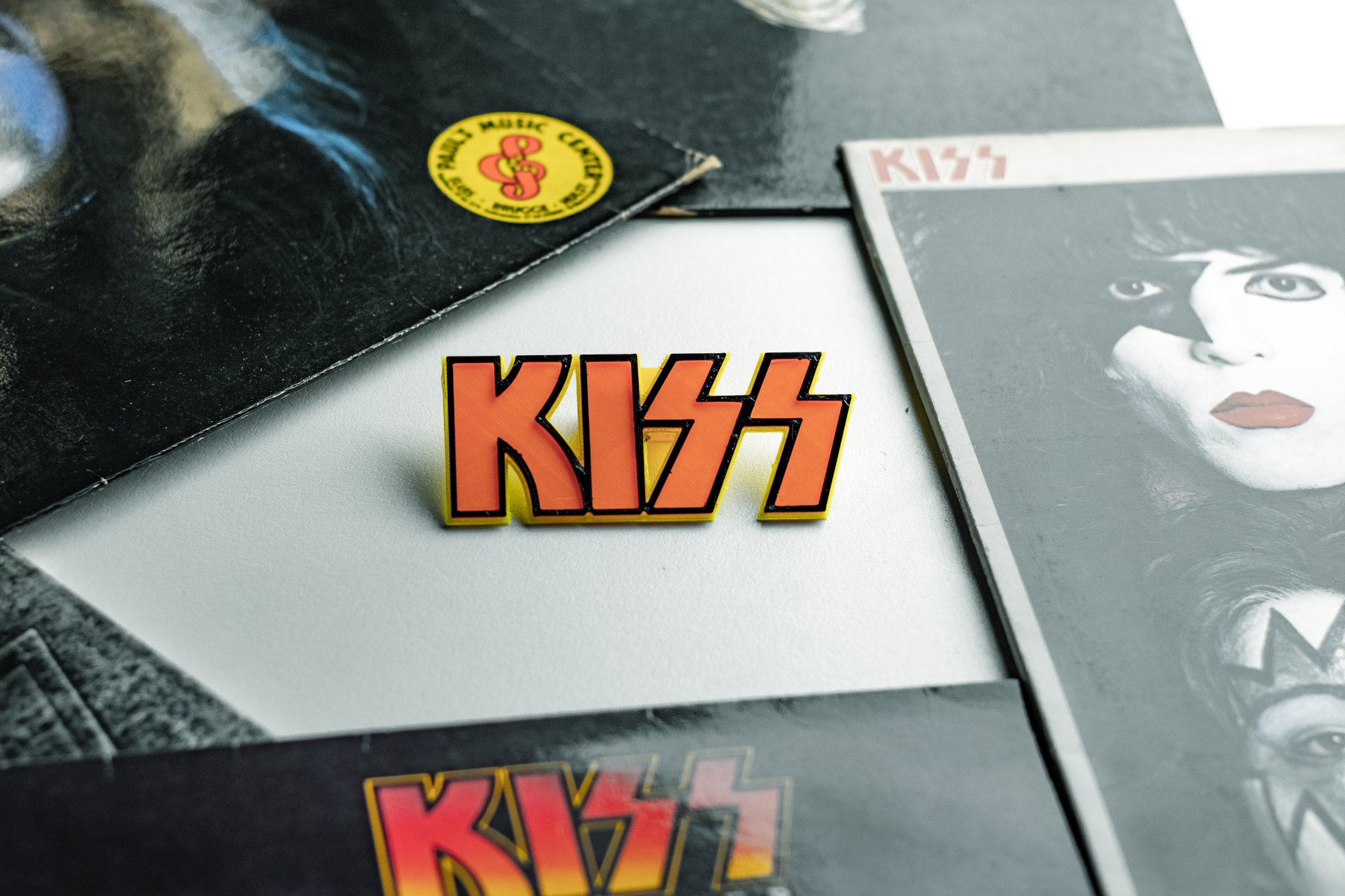 Biểu tượng kiss đa màu sắc kích thước 10cm