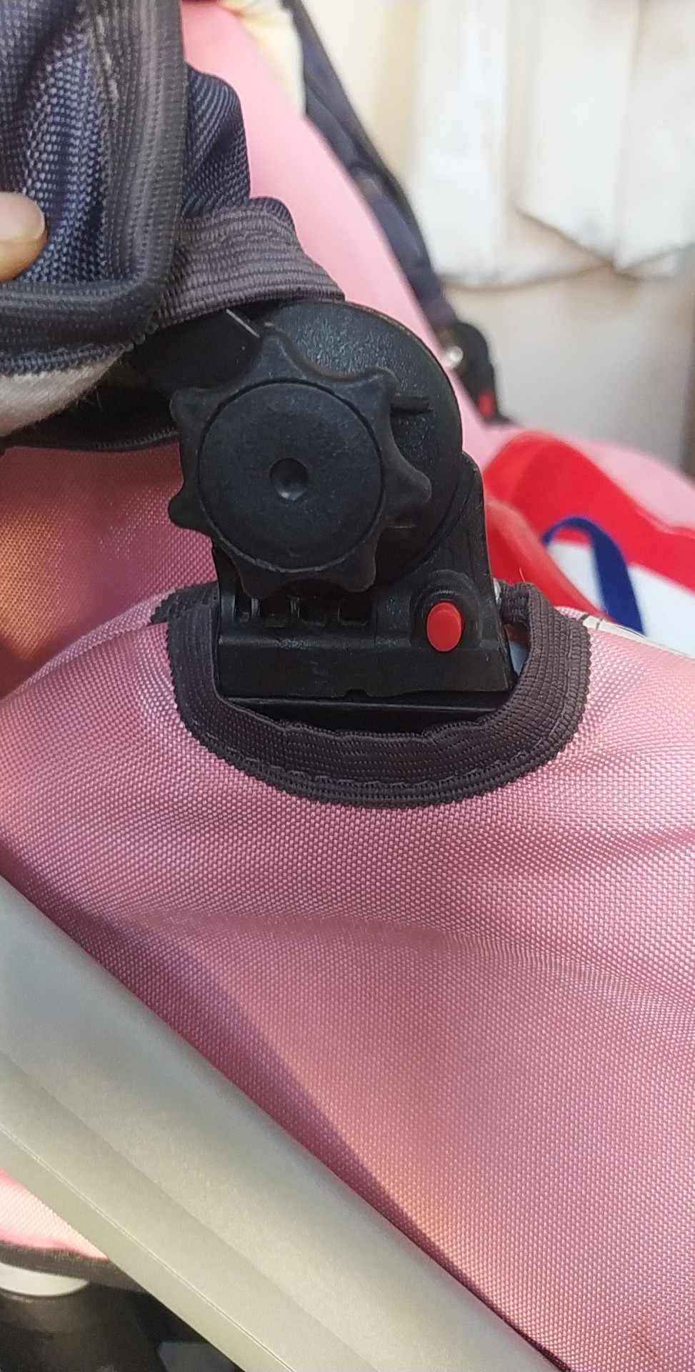 Giá đỡ mái xe đẩy Enzo được thiết kế lại