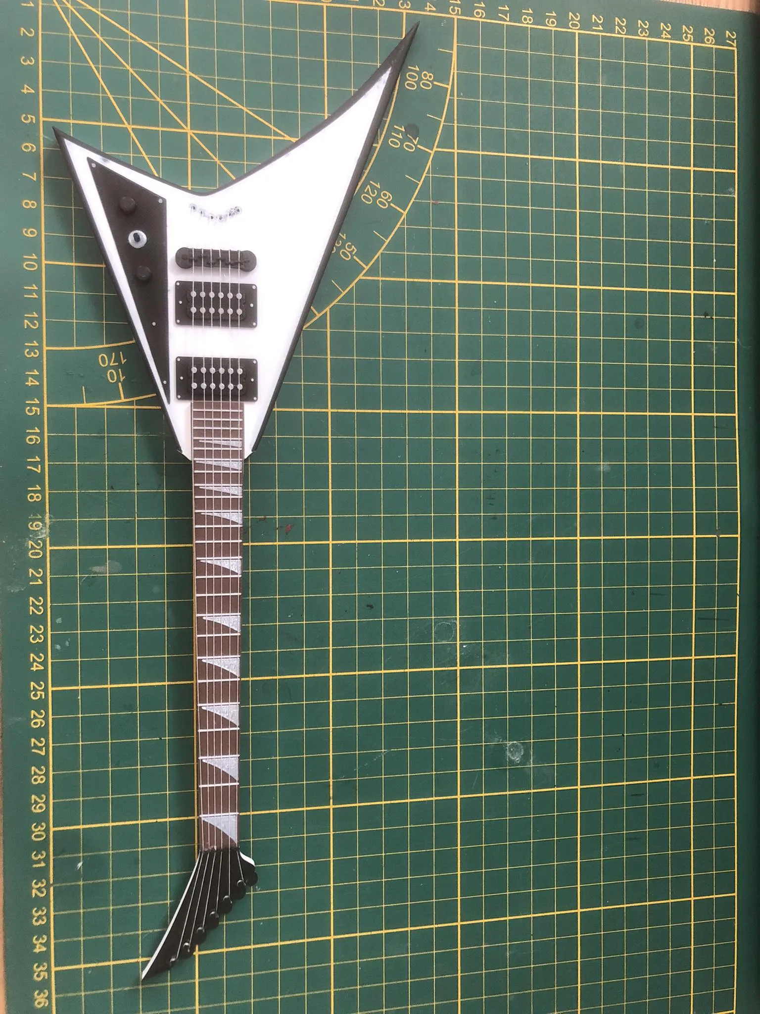 Guitar mini Jackson RR màu trắng và đen dài 35cm