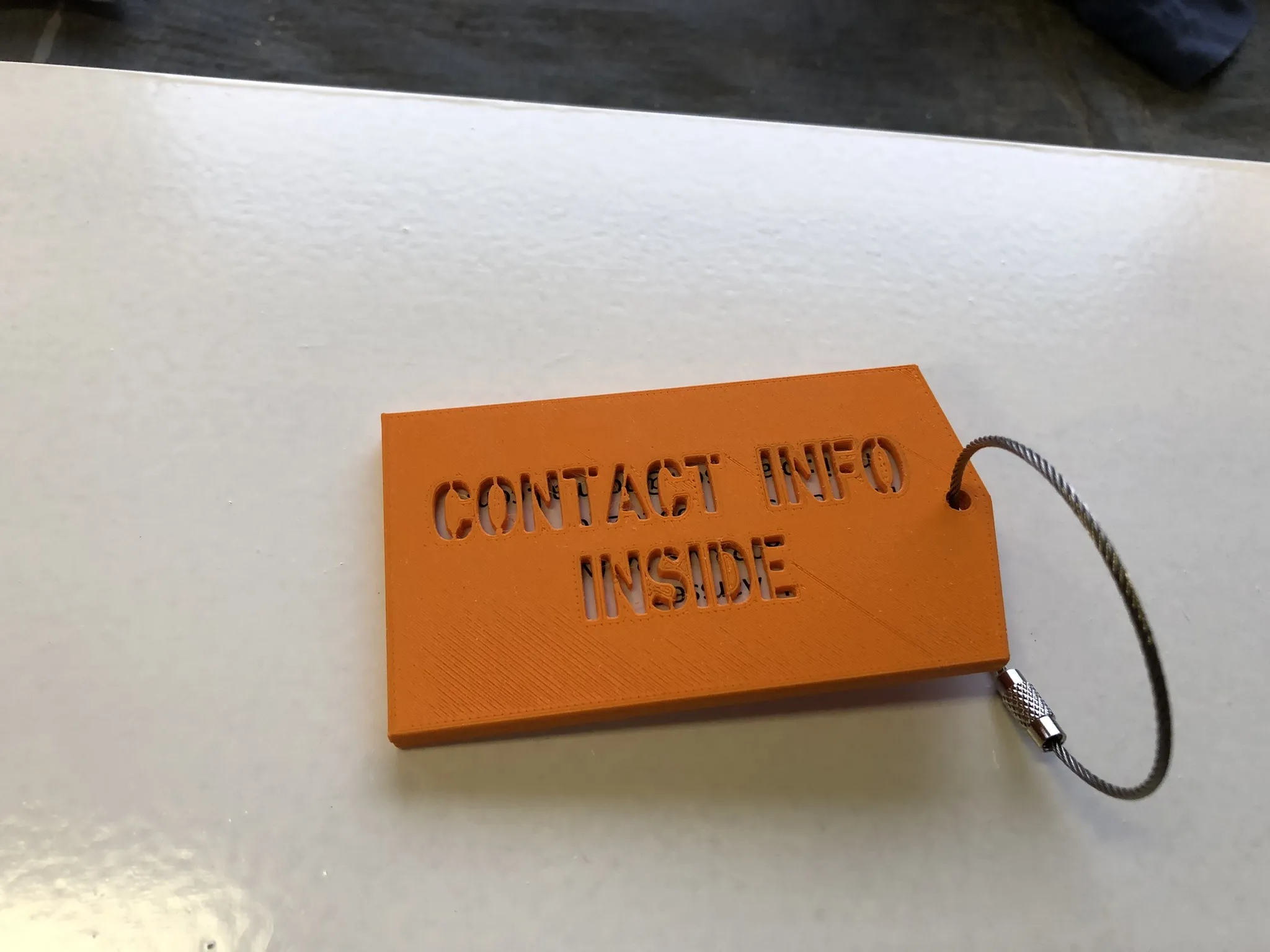 Thẻ hành lý với khe trượt thẻ thông tin liên lạc