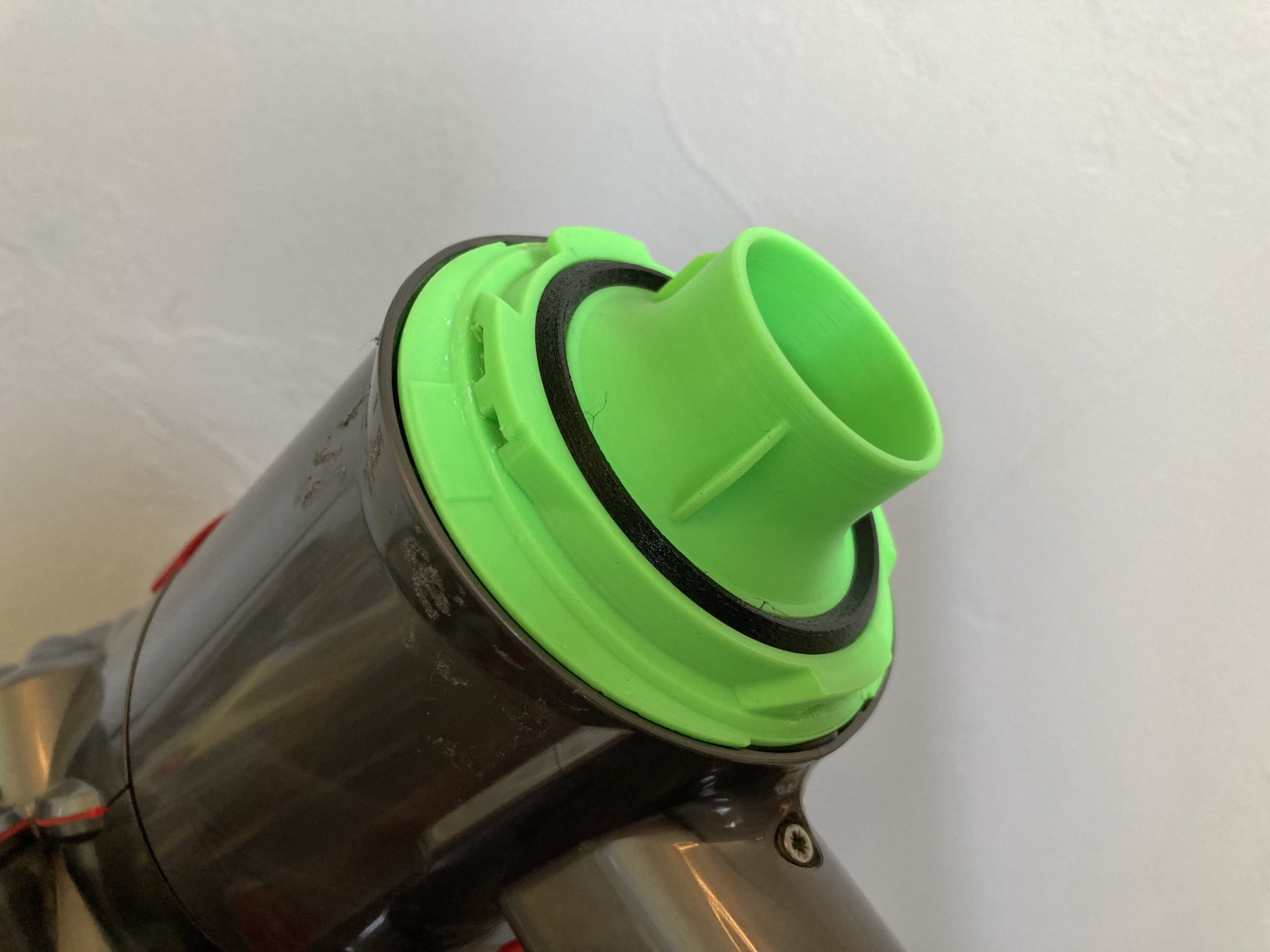 Thay thế bộ lọc phía sau cho máy hút bụi Dyson V8