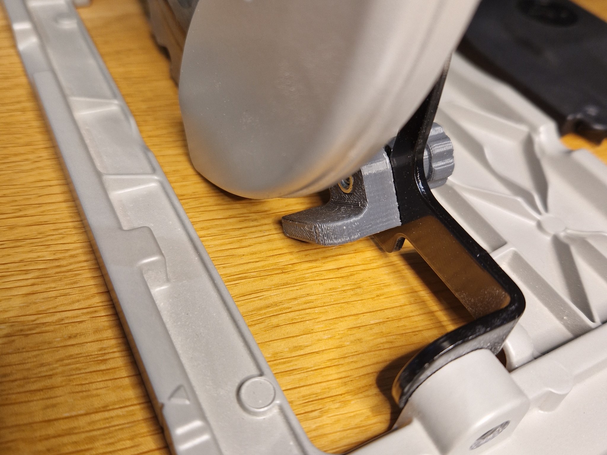 Nắp chặn lưỡi cưa cho Makita DHS680 (Tomme Edition) V2.2