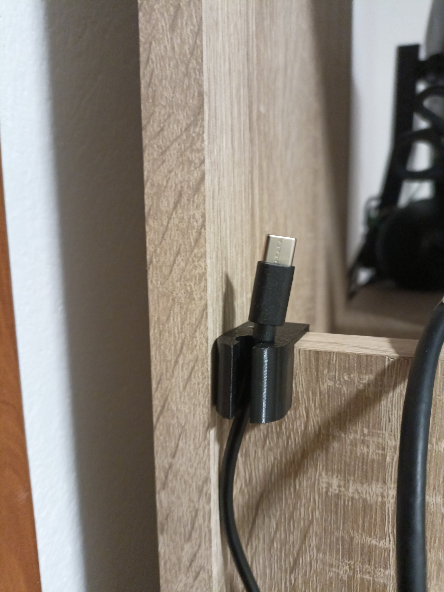 Giá đỡ dây cáp gắn bàn hoặc giường