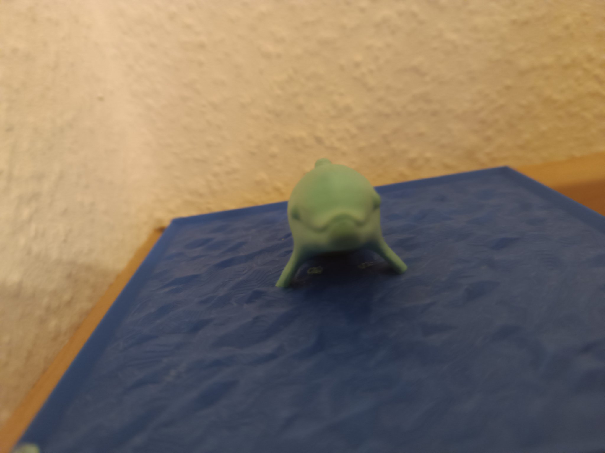 Cá heo nhảy ra khỏi mặt nước trong trang trí nhà cửa