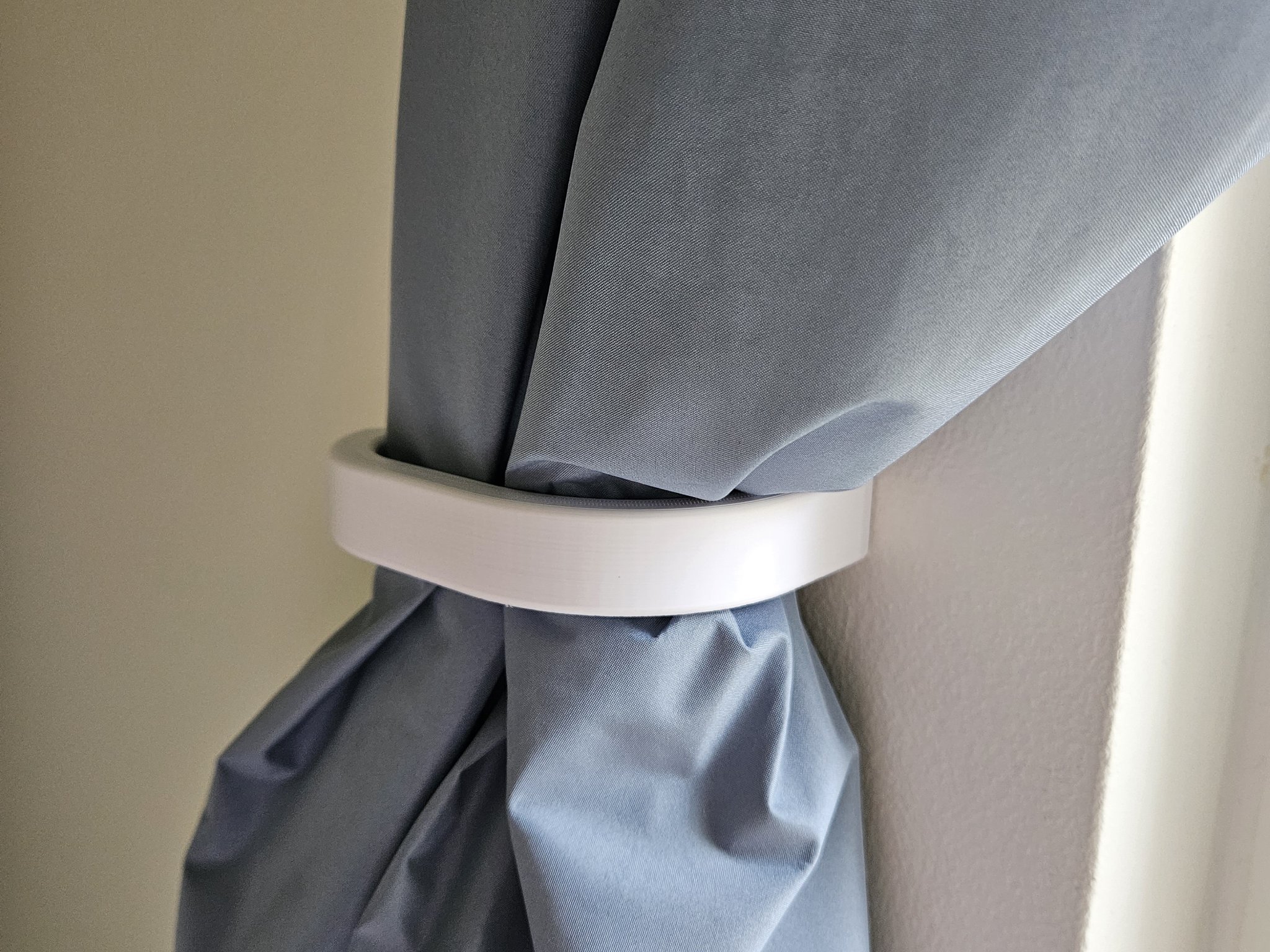 Móc treo rèm tường với dải keo ẩn