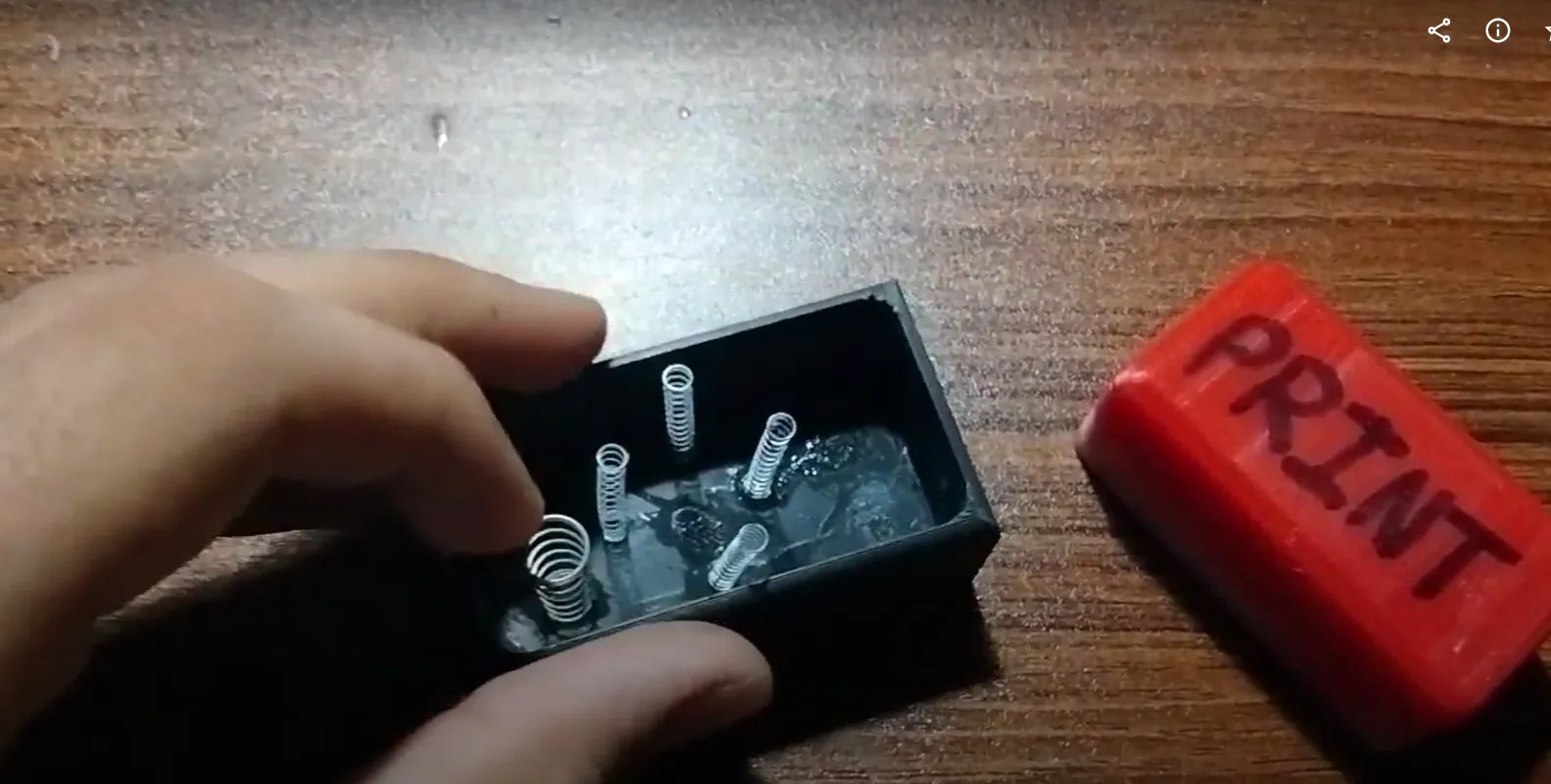 Nút bấm in 3D với thiết kế 2 phần và lò xo