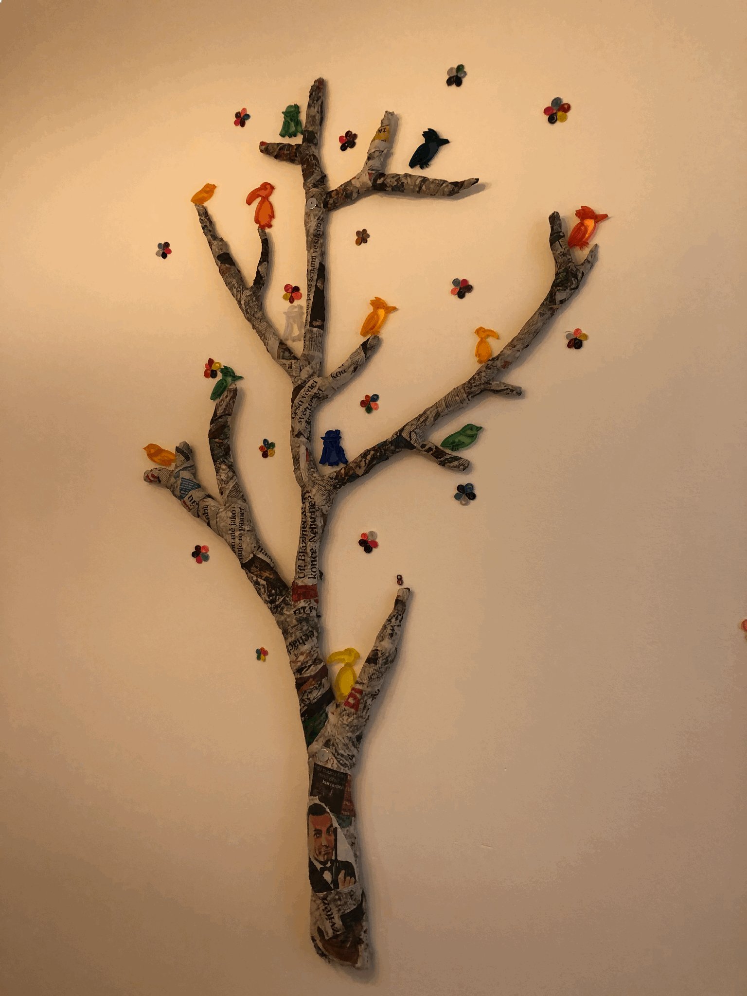 Mô hình cây với những chú chim đầy màu sắc