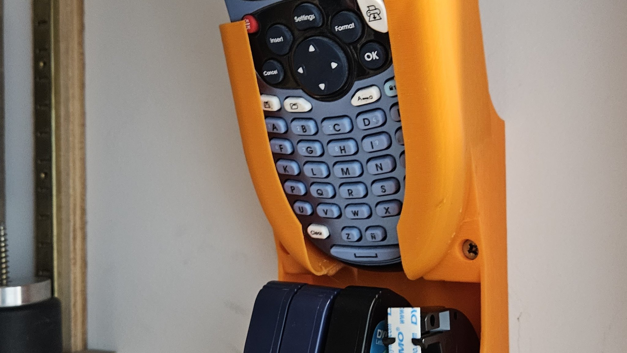 Giá đỡ cho máy dán nhãn Dymo LetraTag