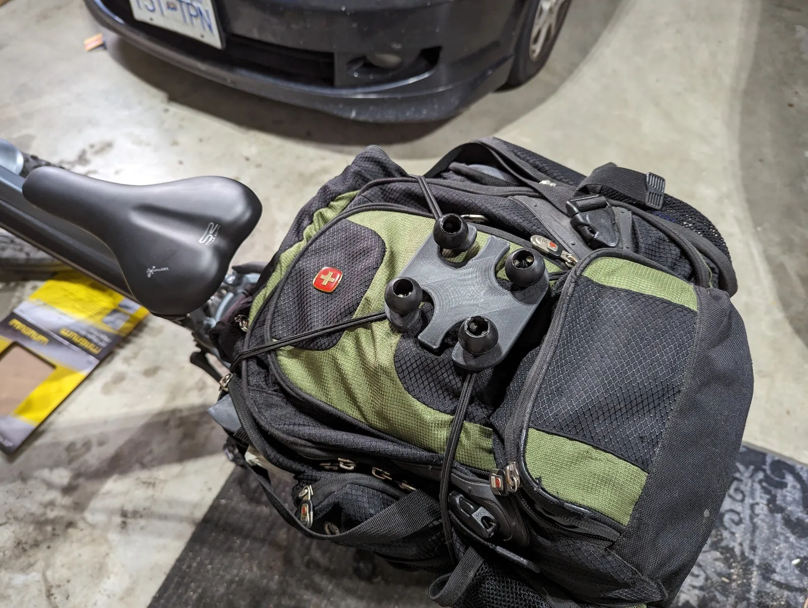 Giá đỡ bungee cho ba lô trên xe đạp