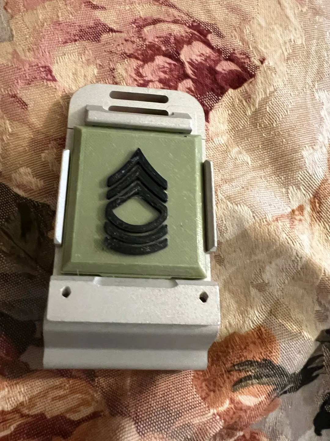 Mũ bảo hiểm ACH với huy hiệu cấp bậc E8 1SG