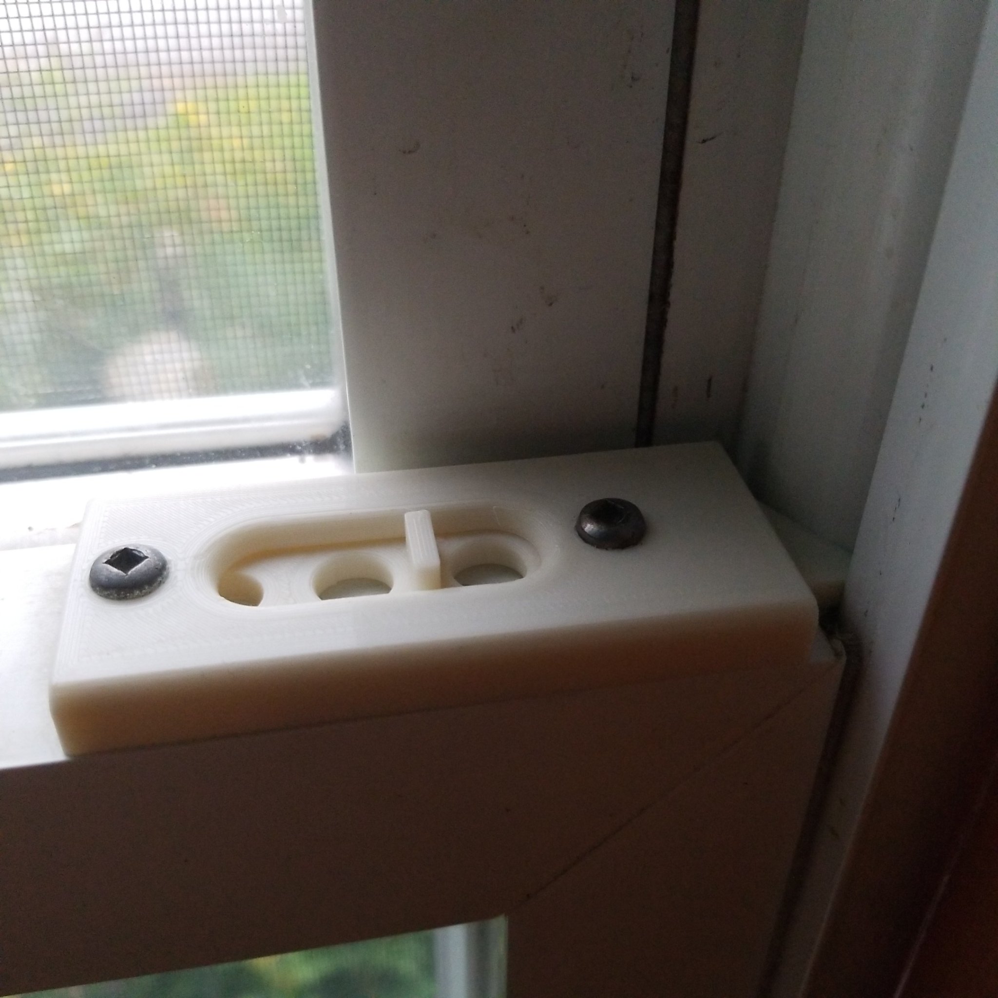 Khóa nghiêng cửa sổ thay thế cho cửa sổ bị hư hại bởi UV