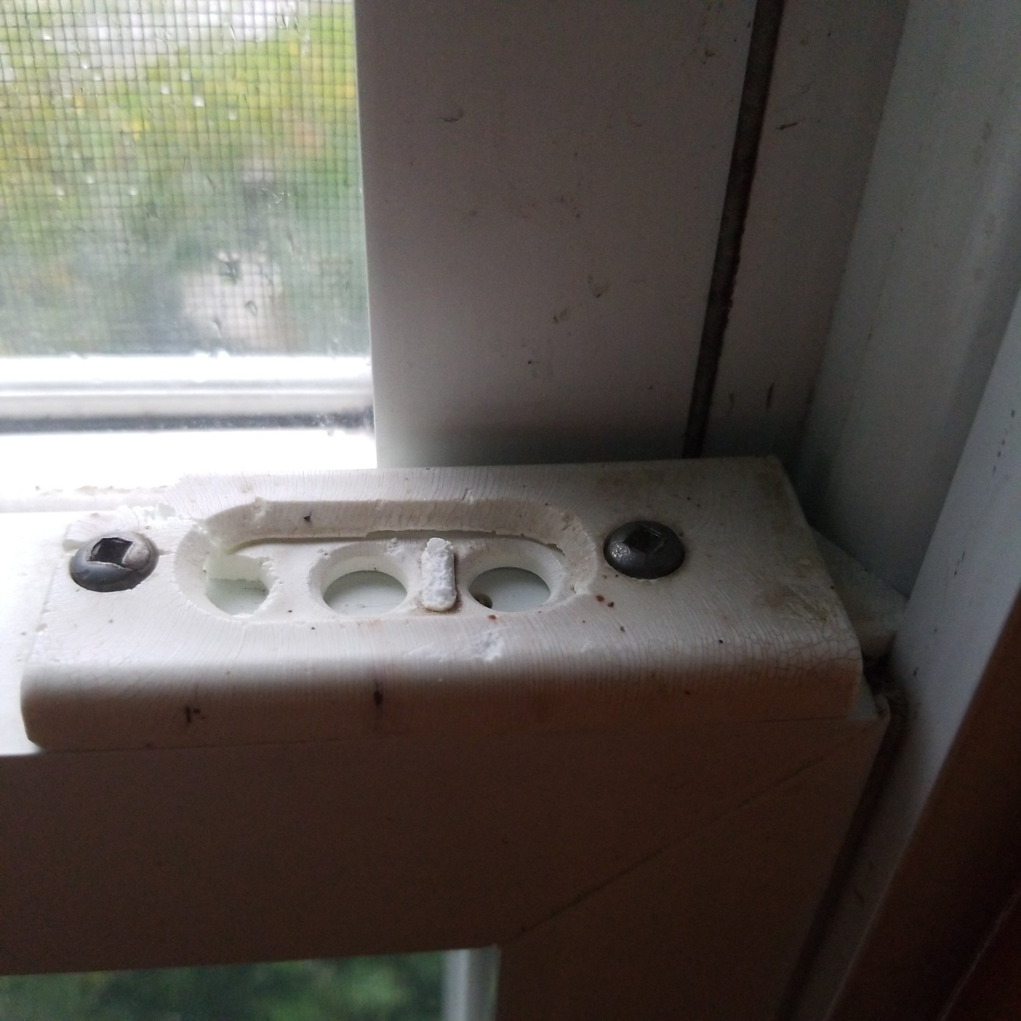 Khóa nghiêng cửa sổ thay thế cho cửa sổ bị hư hại bởi UV