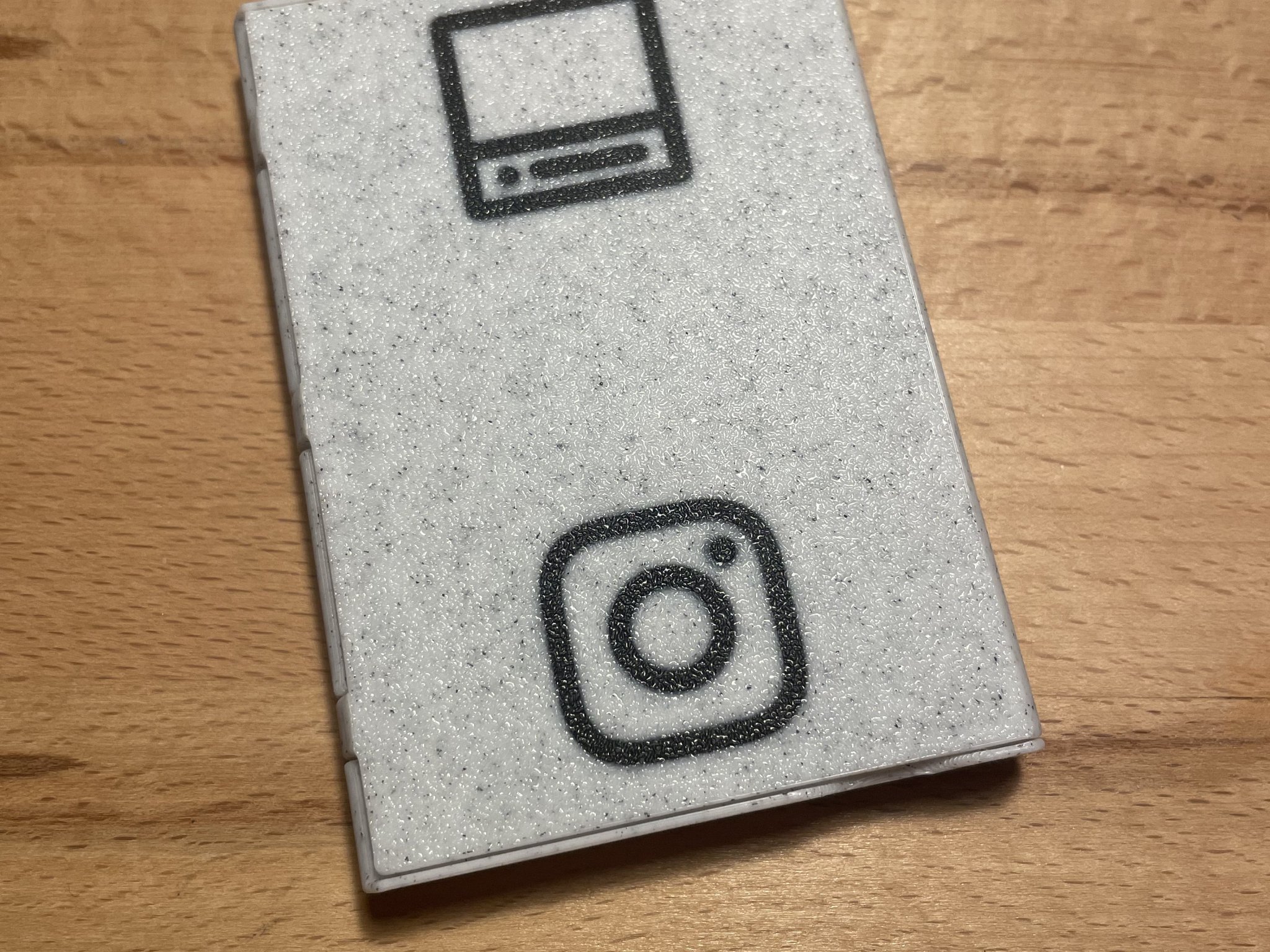 Giá đỡ danh thiếp với thẻ NFC tích hợp