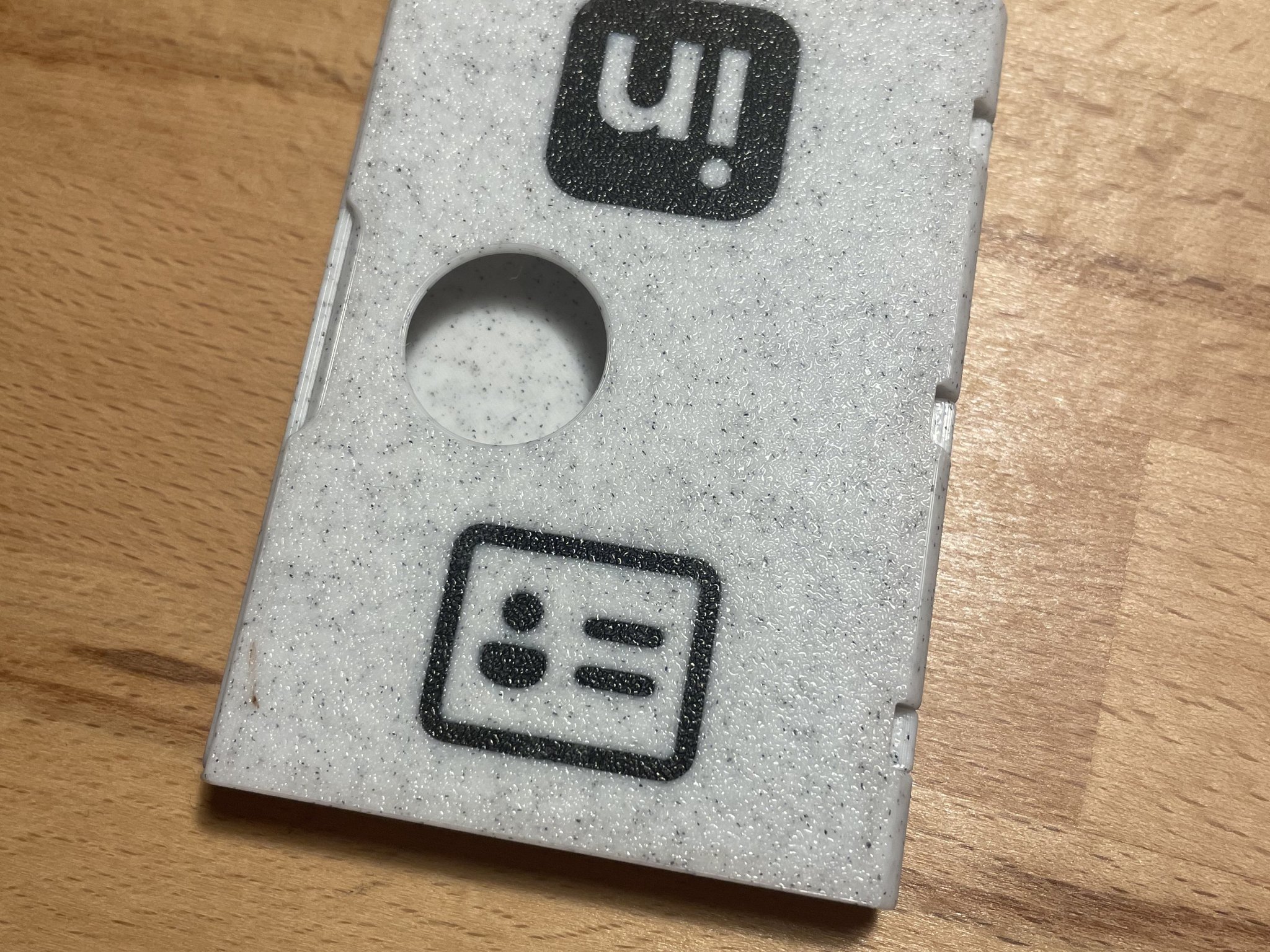 Giá đỡ danh thiếp với thẻ NFC tích hợp