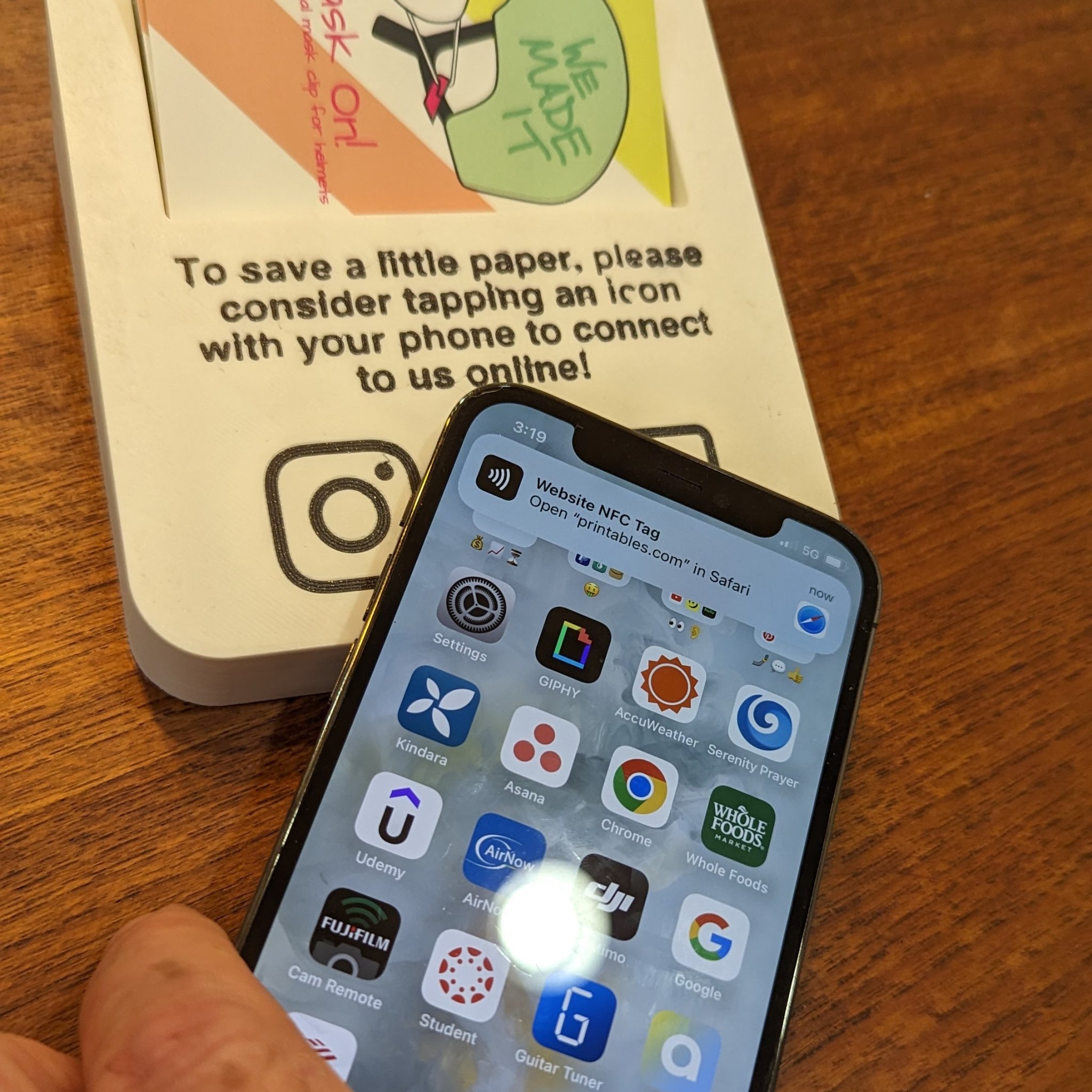 Giá đỡ danh thiếp NFC - Kết nối hiệu quả và giảm lãng phí