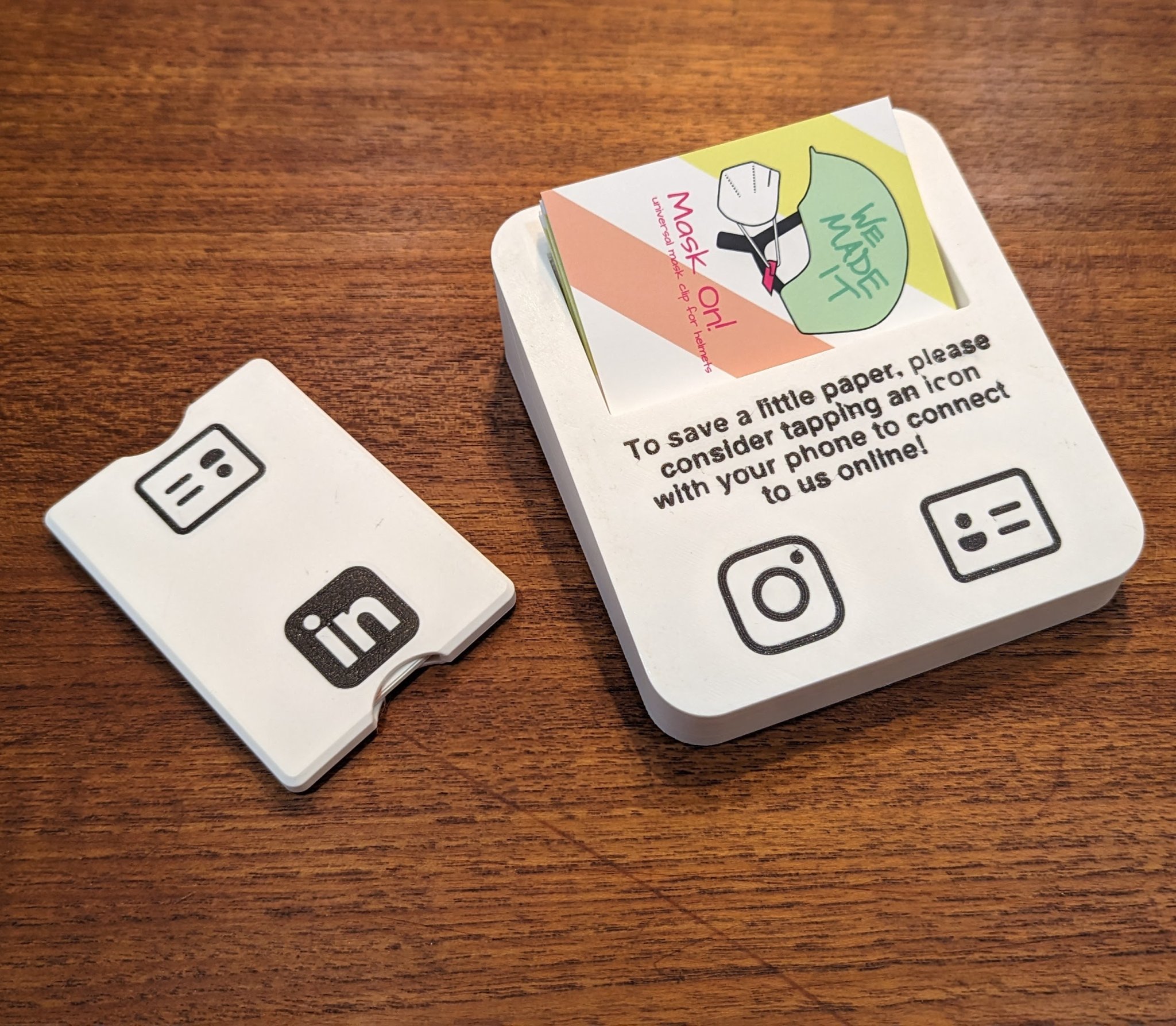 Giá đỡ danh thiếp NFC - Kết nối hiệu quả và giảm lãng phí