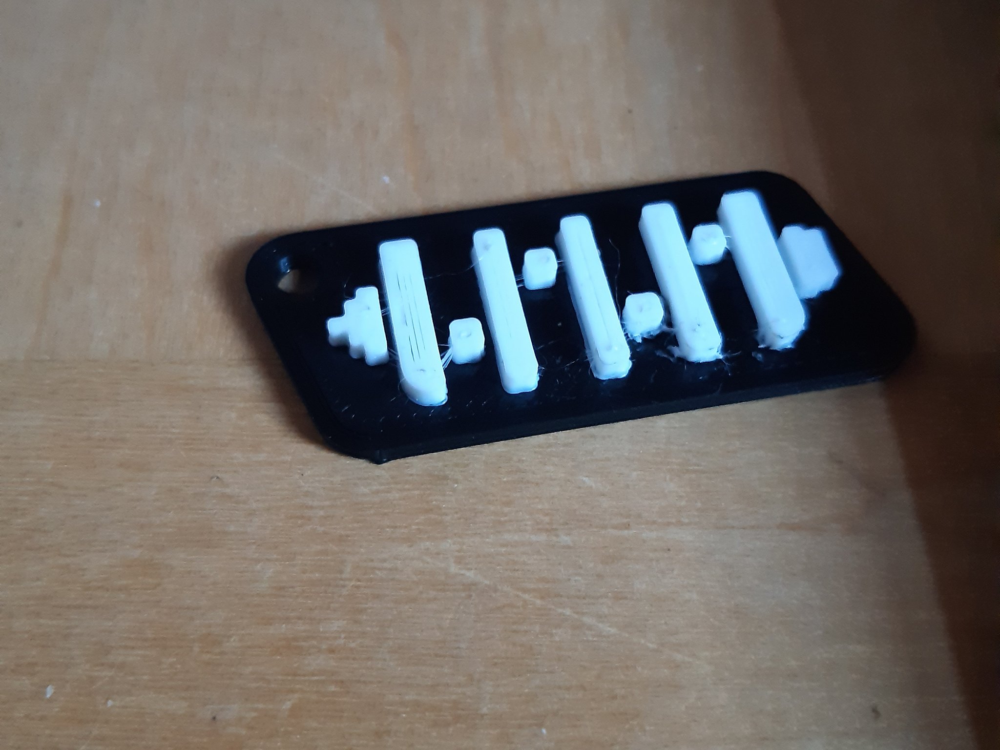 Thẻ chìa khóa Vilebrequin từ kênh YouTube Pháp