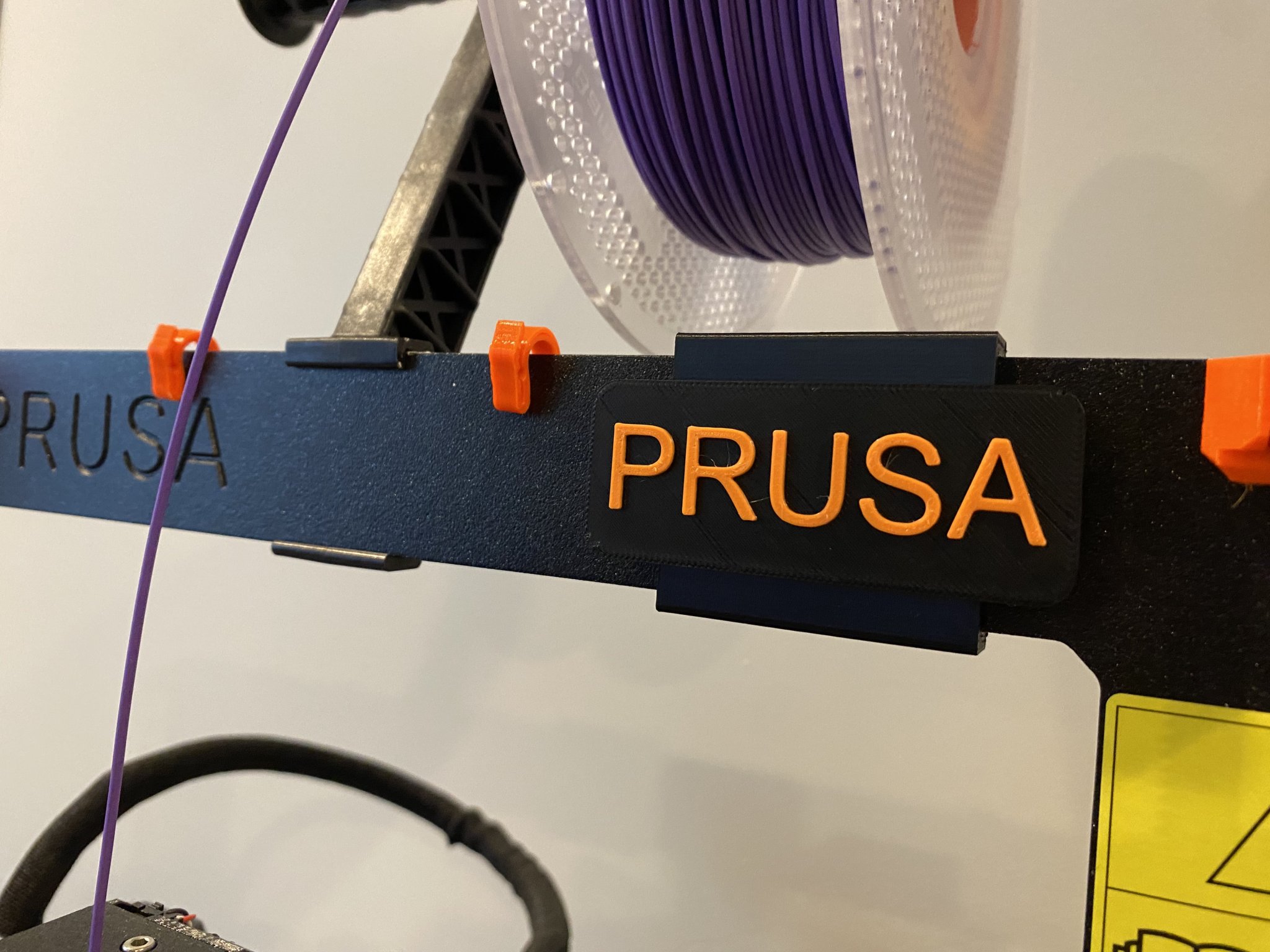 Kẹp khung Prusa với biển hiệu có thể remix